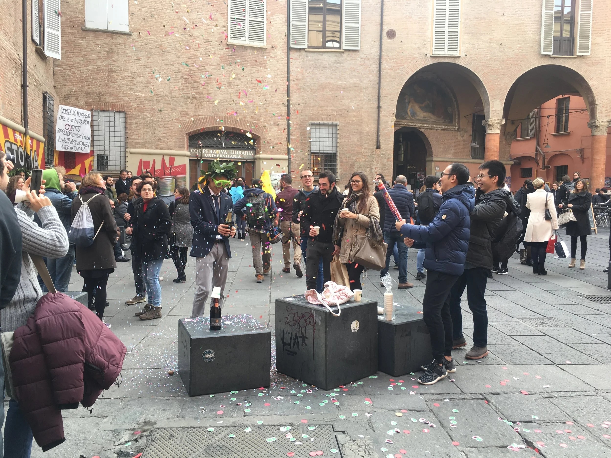 Bologna é uma cidade universitária. Umberto Eco lecionava na universidade daqui. No meio de um passeio sem rumo, topei com formandos celebrando a conquista com família e amigos. 