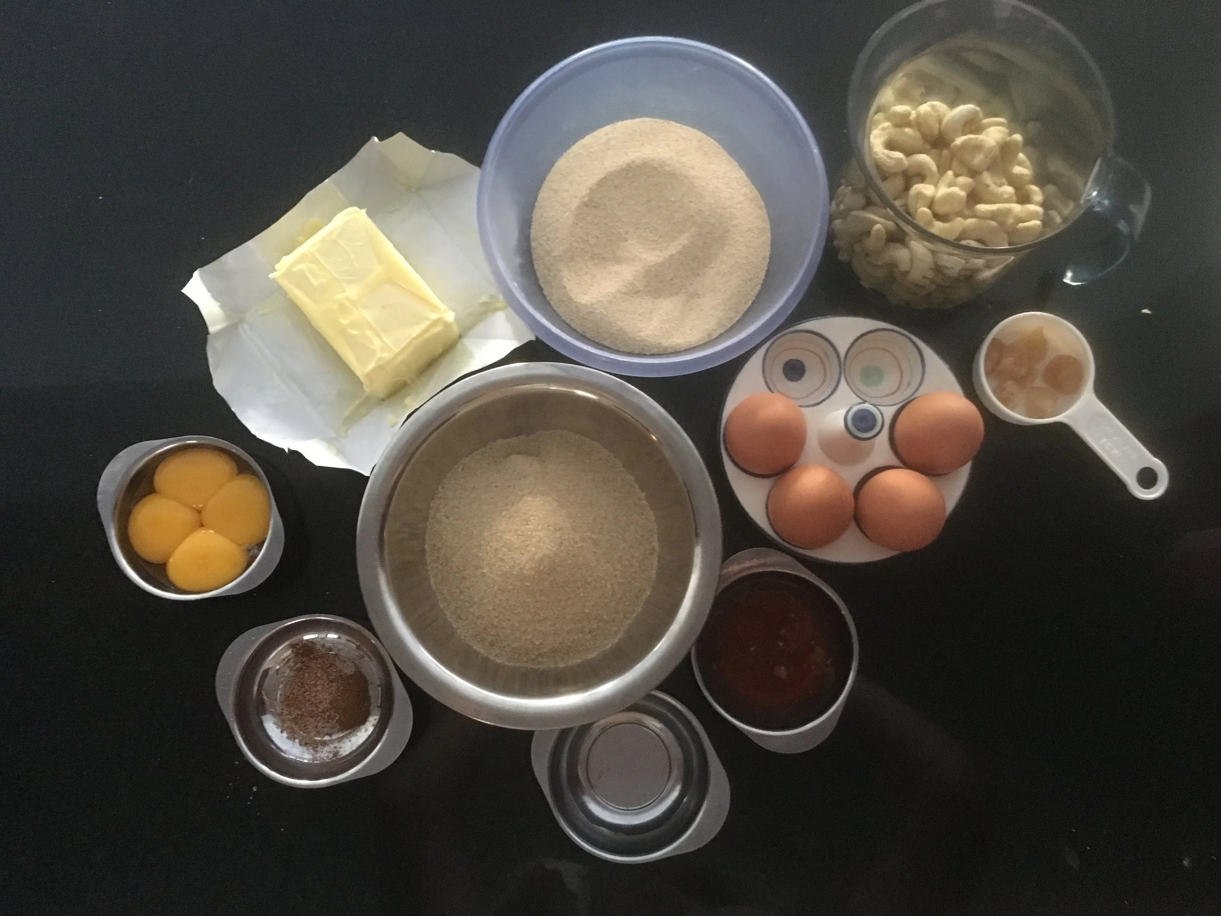 Pese e separe todos os ingredientes antes de começar. Pré-aqueça o forno a 150 graus. Unte a forma (mesmo se for antiaderente) e forre com um papel manteiga, untando a superfície do papel também. Este bolo tem muita gordura, mas se não untar deste jeito ele gruda na forma sem dó!