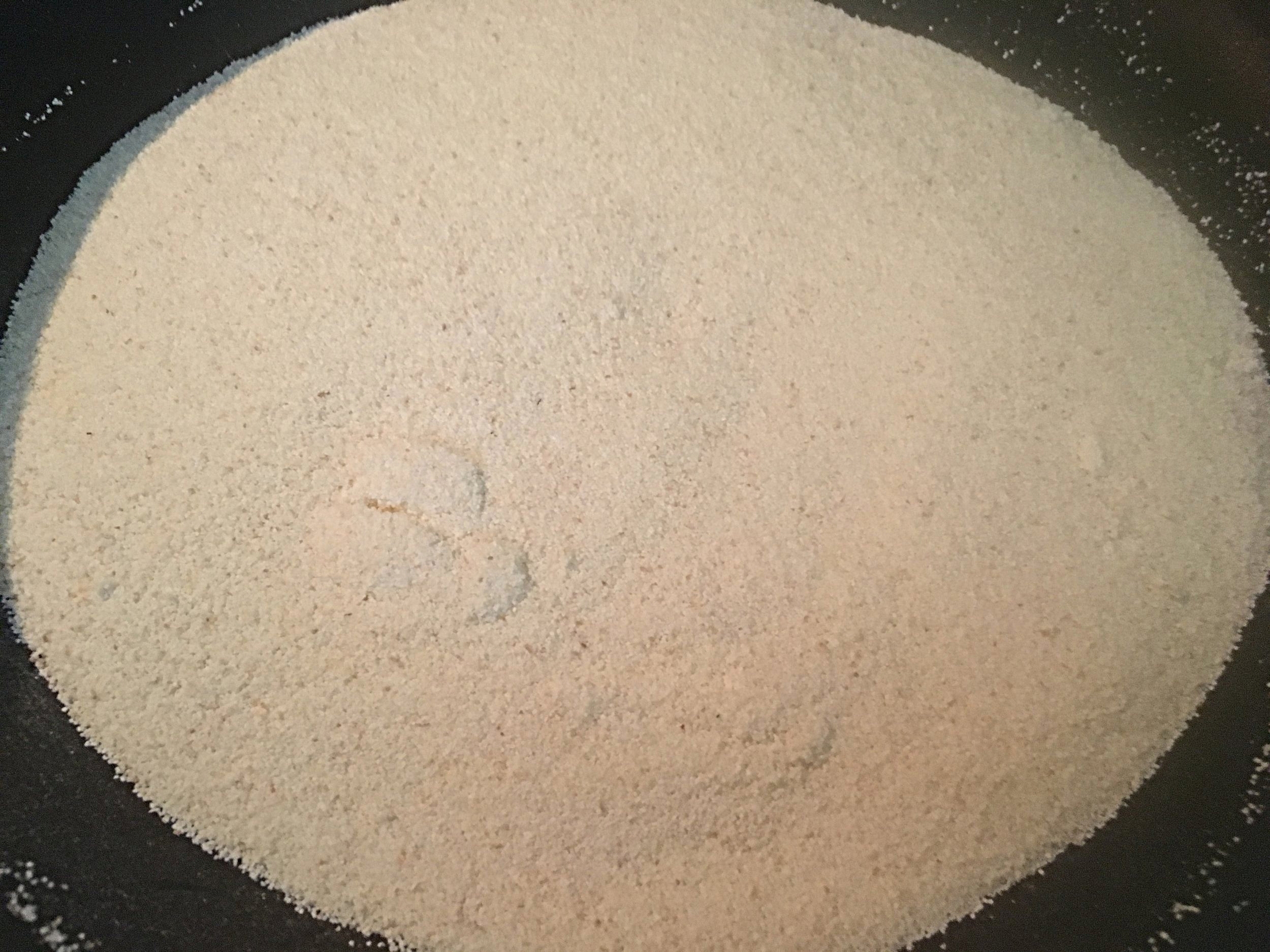 Leve a semolina numa frigideira seca ao fogo. Toste-a levemente. 