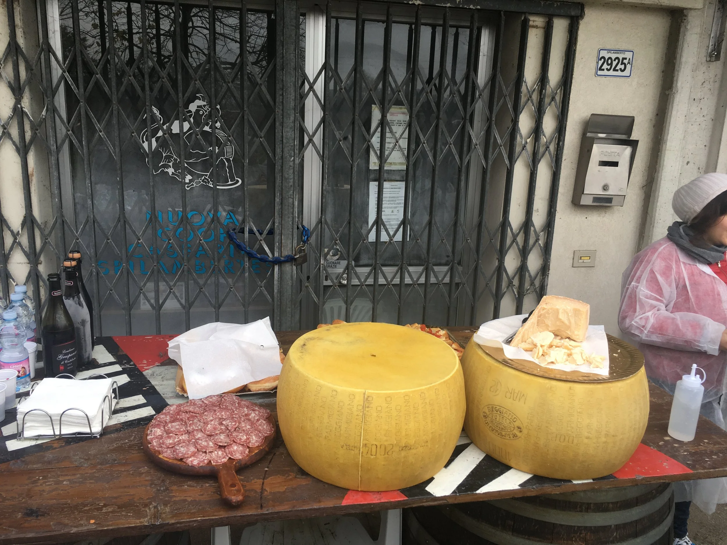Depois de muitas perguntas e super felizes, eis que fomos agraciados com este cafézão da manhã. Salame, queijos envelhecidos por 12, e 18 meses pra gente comparar (o de 12 foi meu favorito), além de pães doces e recheados de creme de chocolate. Tudo acompanhado com vinho Lambrusco , que é também produzido na região. E um bom café, porque ninguém é de ferro! 
