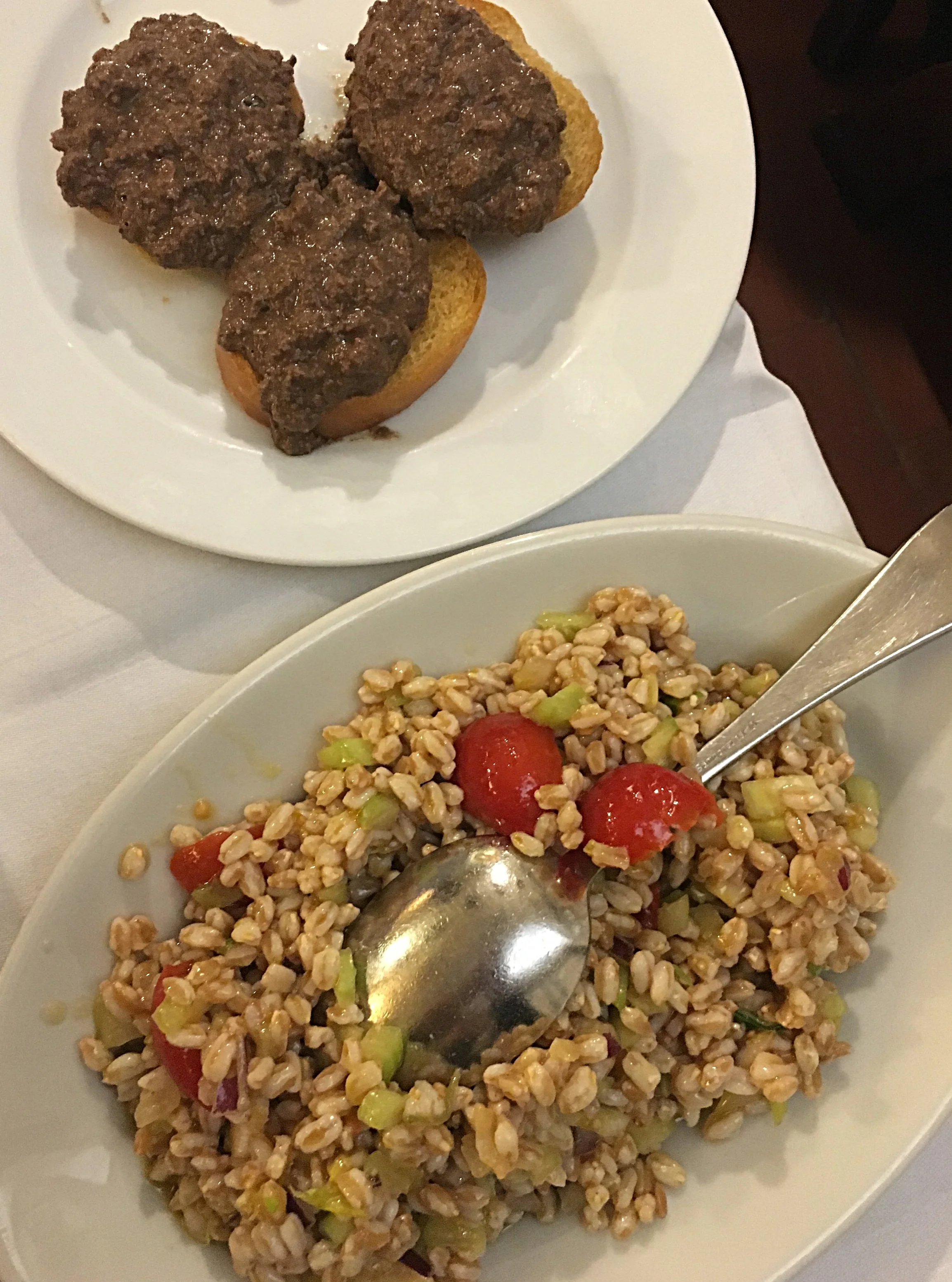 Salada de farro e torradas com patê de fígado.