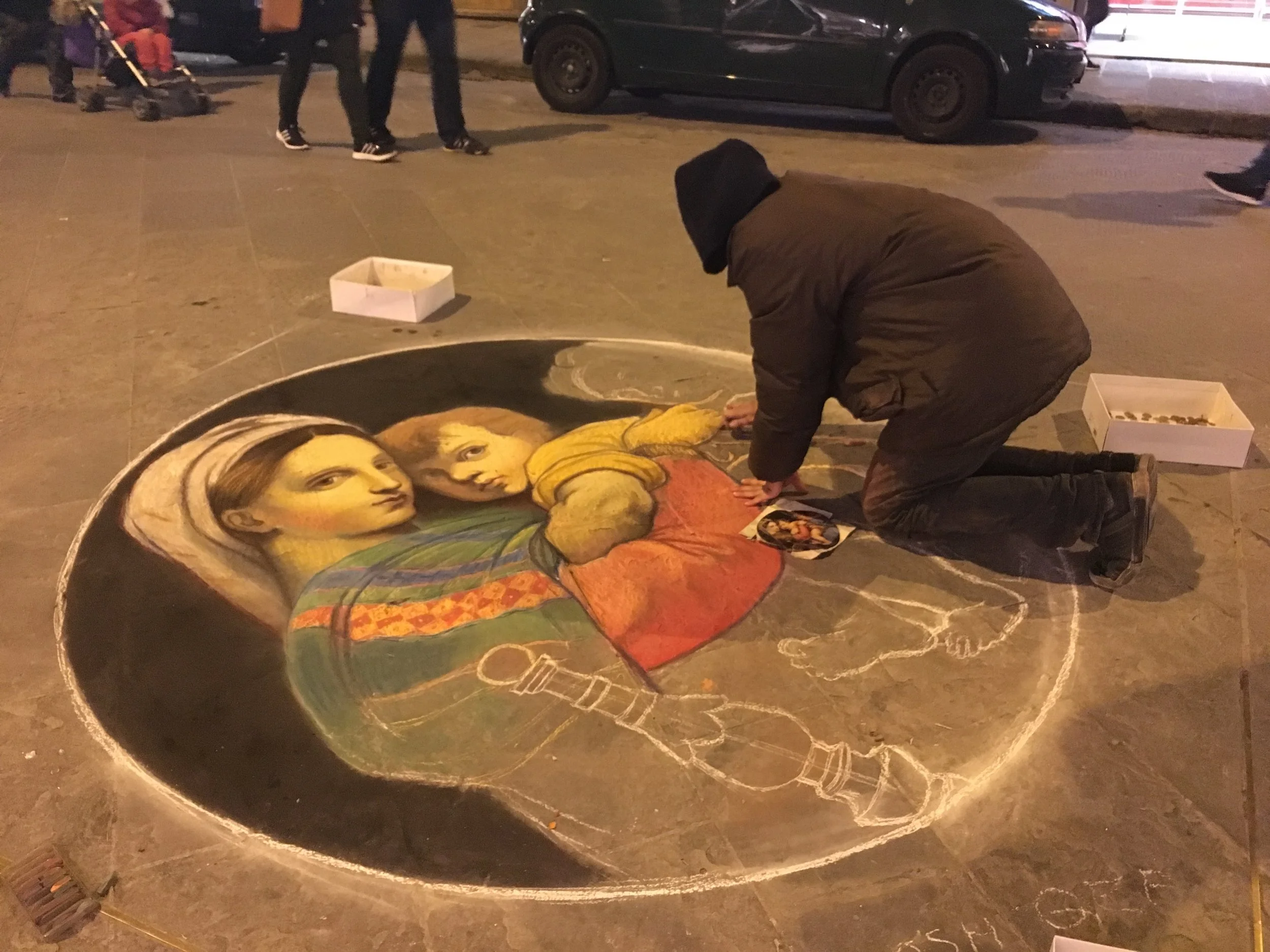 Este artista passou o dia reproduzindo esta obra de arte no passeio, com giz de lousa. 