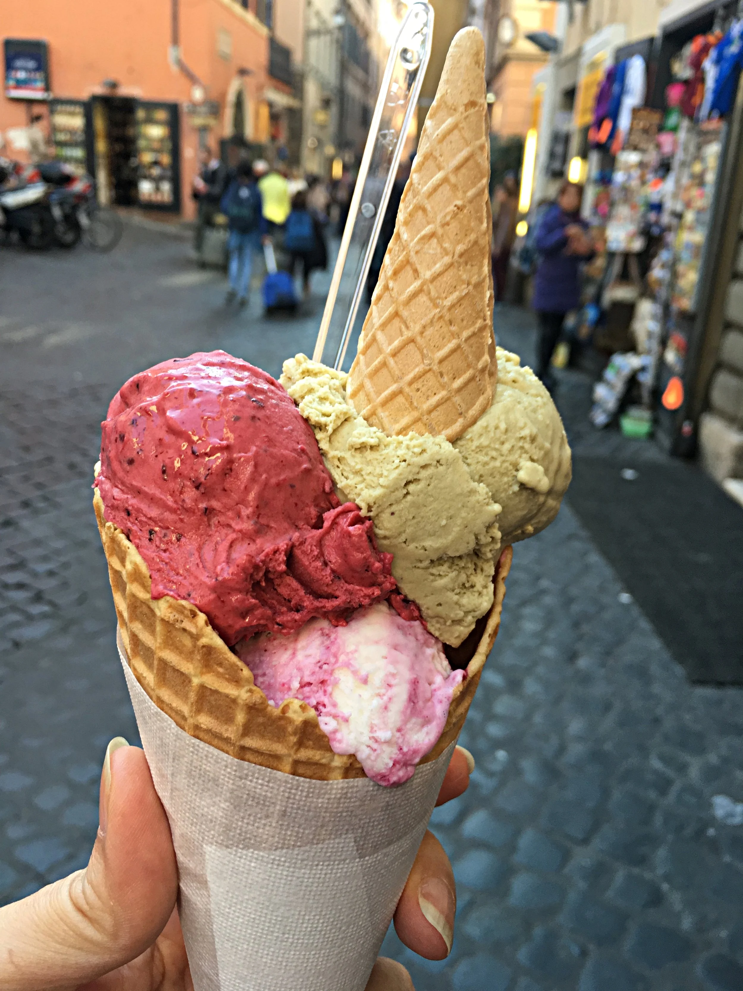 O sorvete da Gelateria Valentino é um dos melhores que eu tomei na Itália. Eu iria visitar a fonte de novo só pra tomar um sorvete deles, sentadinha vendo o povo.