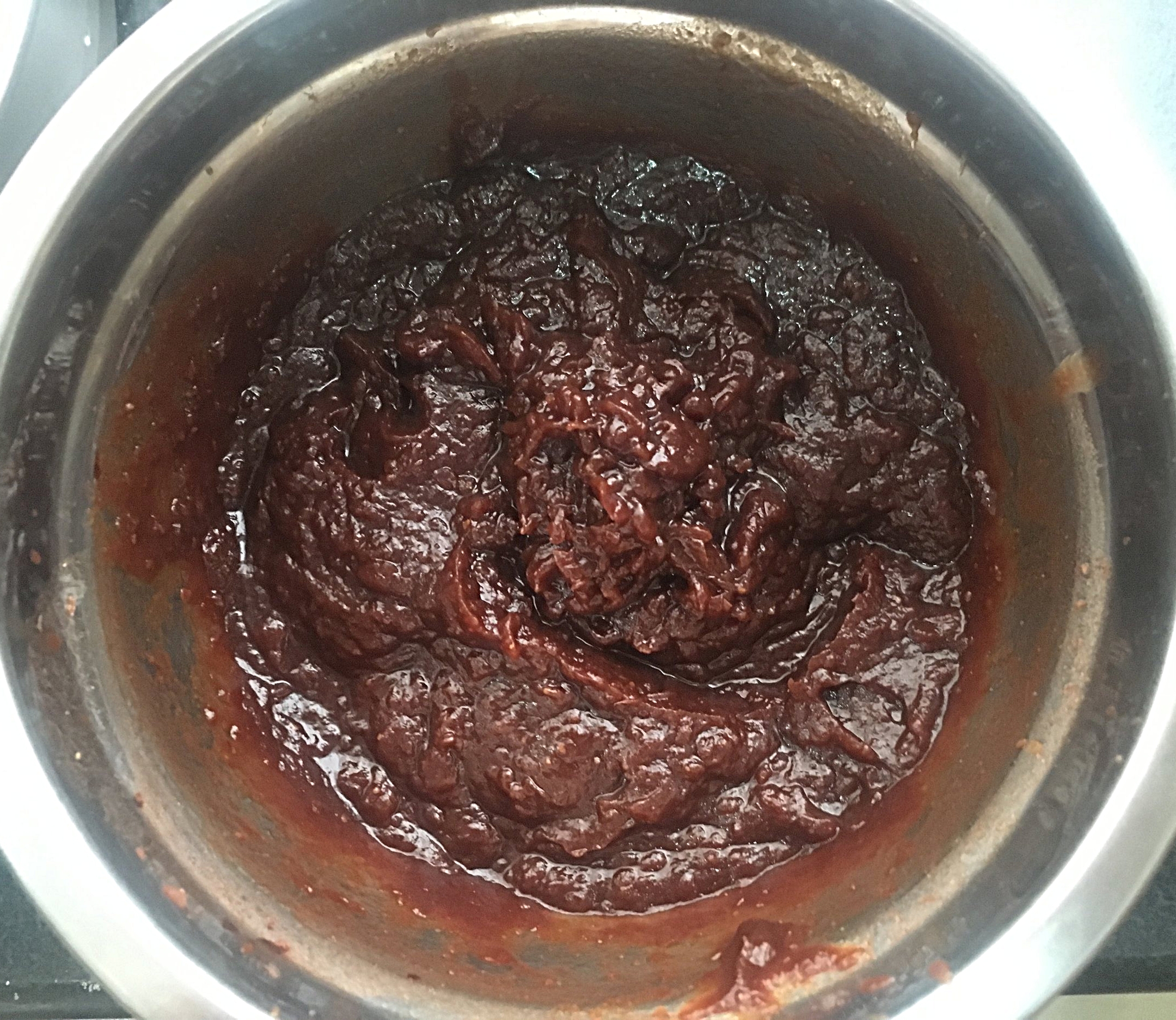 Quando a mistura de tâmaras estiver fria processe-a com um mixer, ou no liquidificador, até que vire uma pasta. Separe 1/4 do total da mistura em um bowl menor. Reserve.