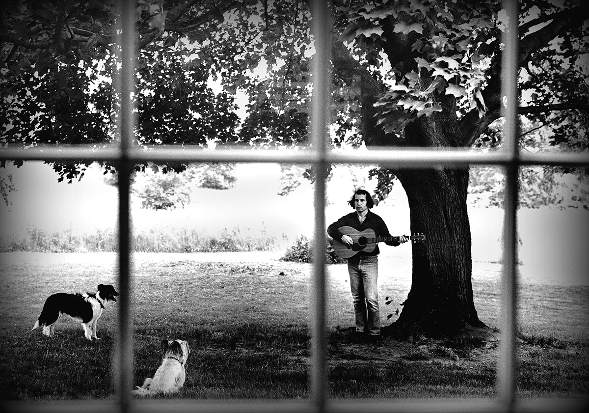 Paul Simon plays to a select audience.jpg