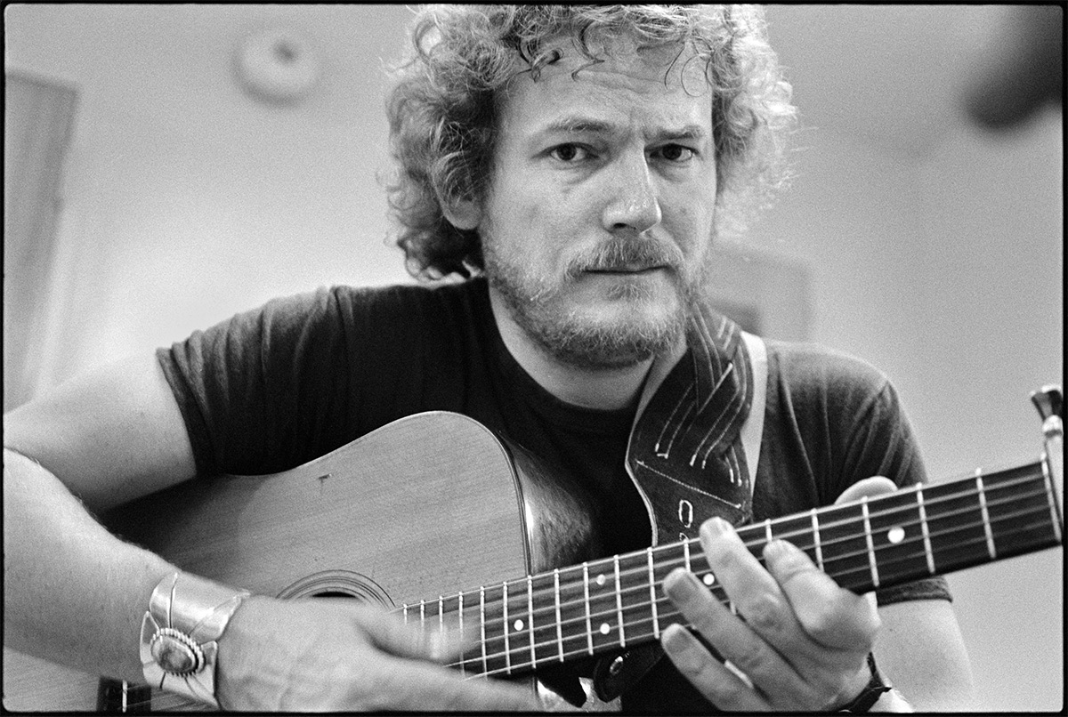 Gordon-Lightfoot-in-Hawaii.jpg