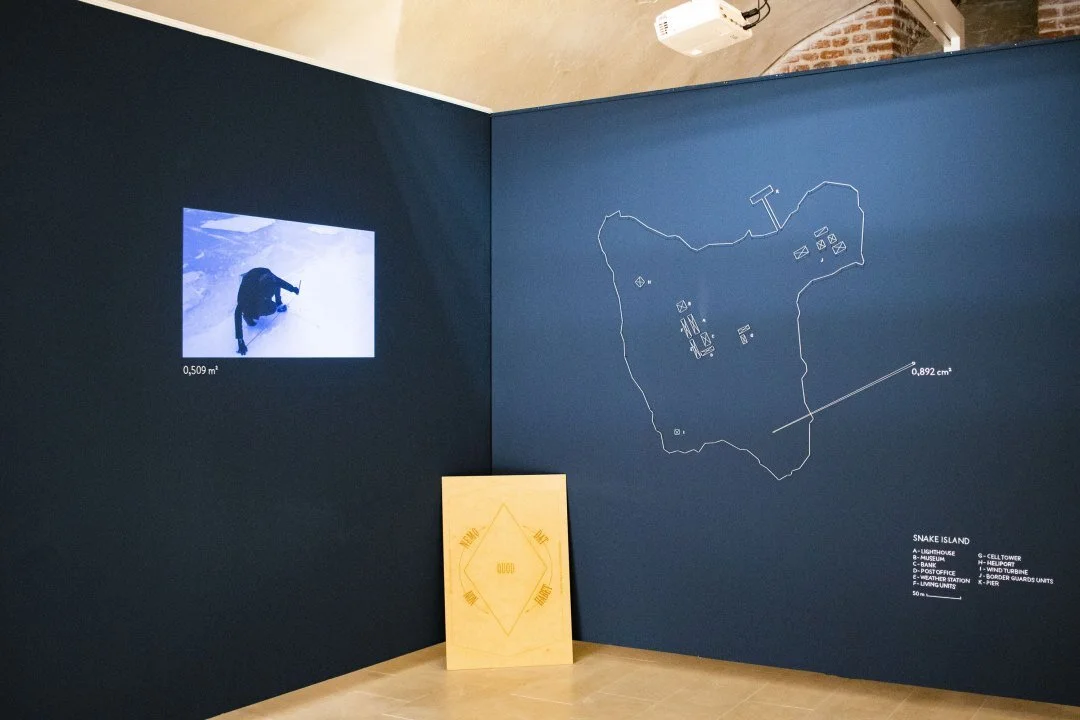 Anca Benera and Arnold Estefan, The Equitable Principle, 2012 – ongoing, video (recording of the performance), wall drawing, variable dimensions, exhibition view, Maria Therezia Bastion, Art Encounters 2019, courtesy of the artist, photo credit: Adrian Câtu