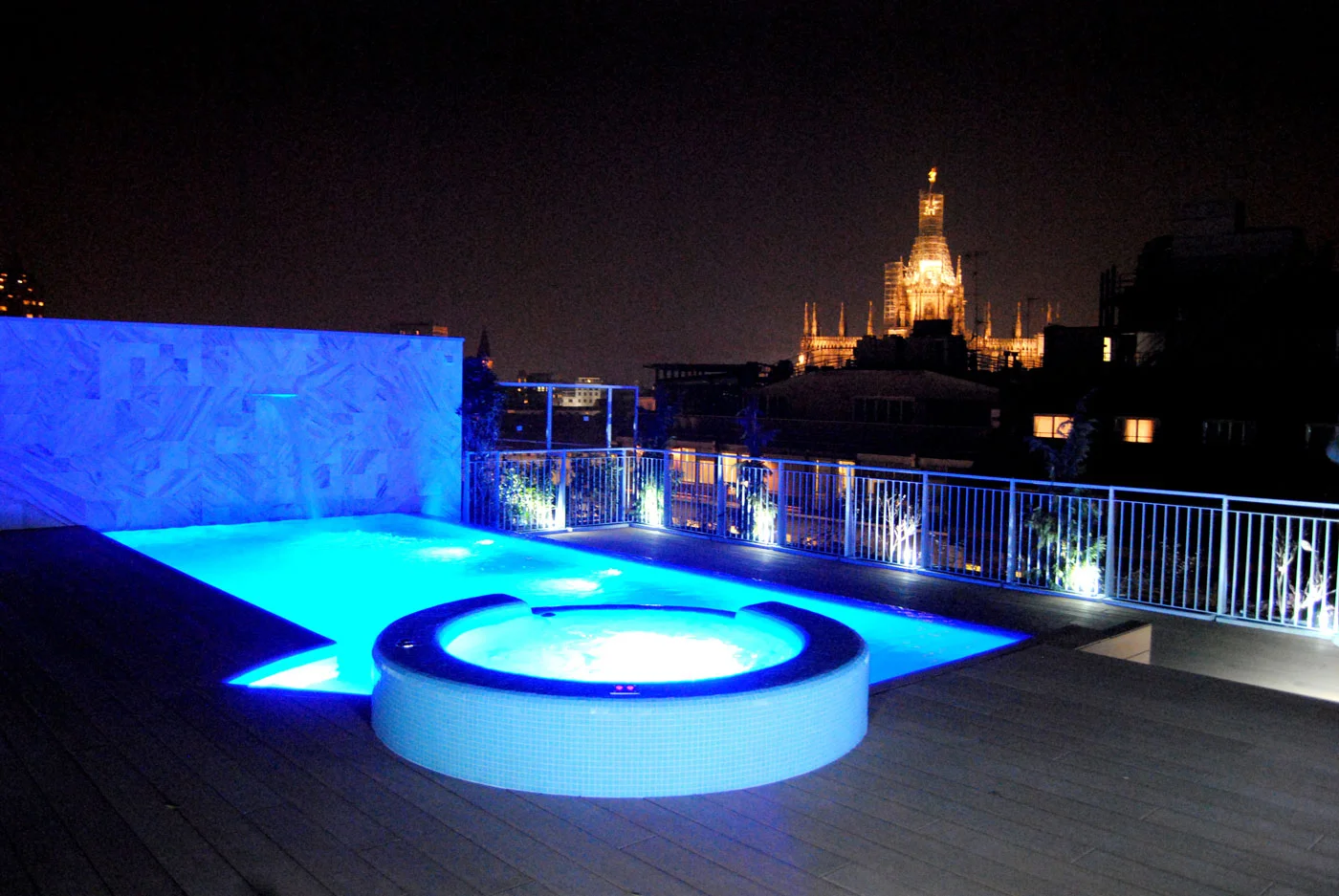 Vista da piscina sul Duomo di Milano
