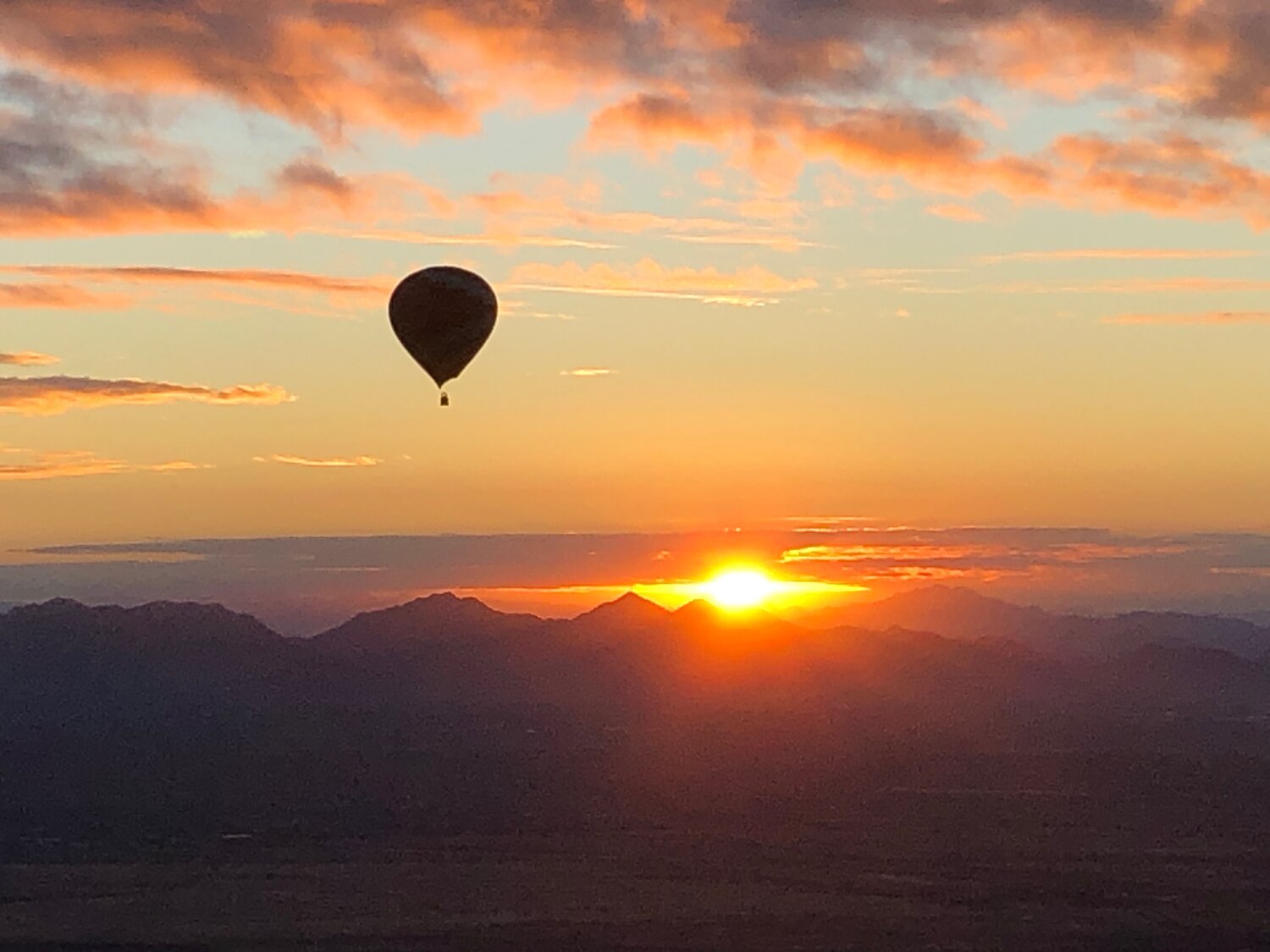 Luftballong som flyger i solnedgången