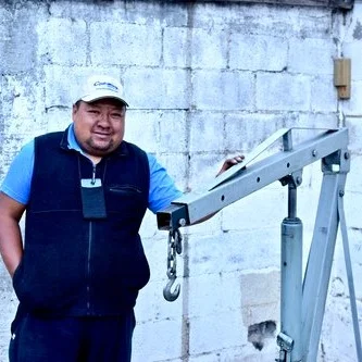 Giovanni Caseres: A loan of $673 helps Giovanni purchase an engine hoist, allowing him to expand his business.