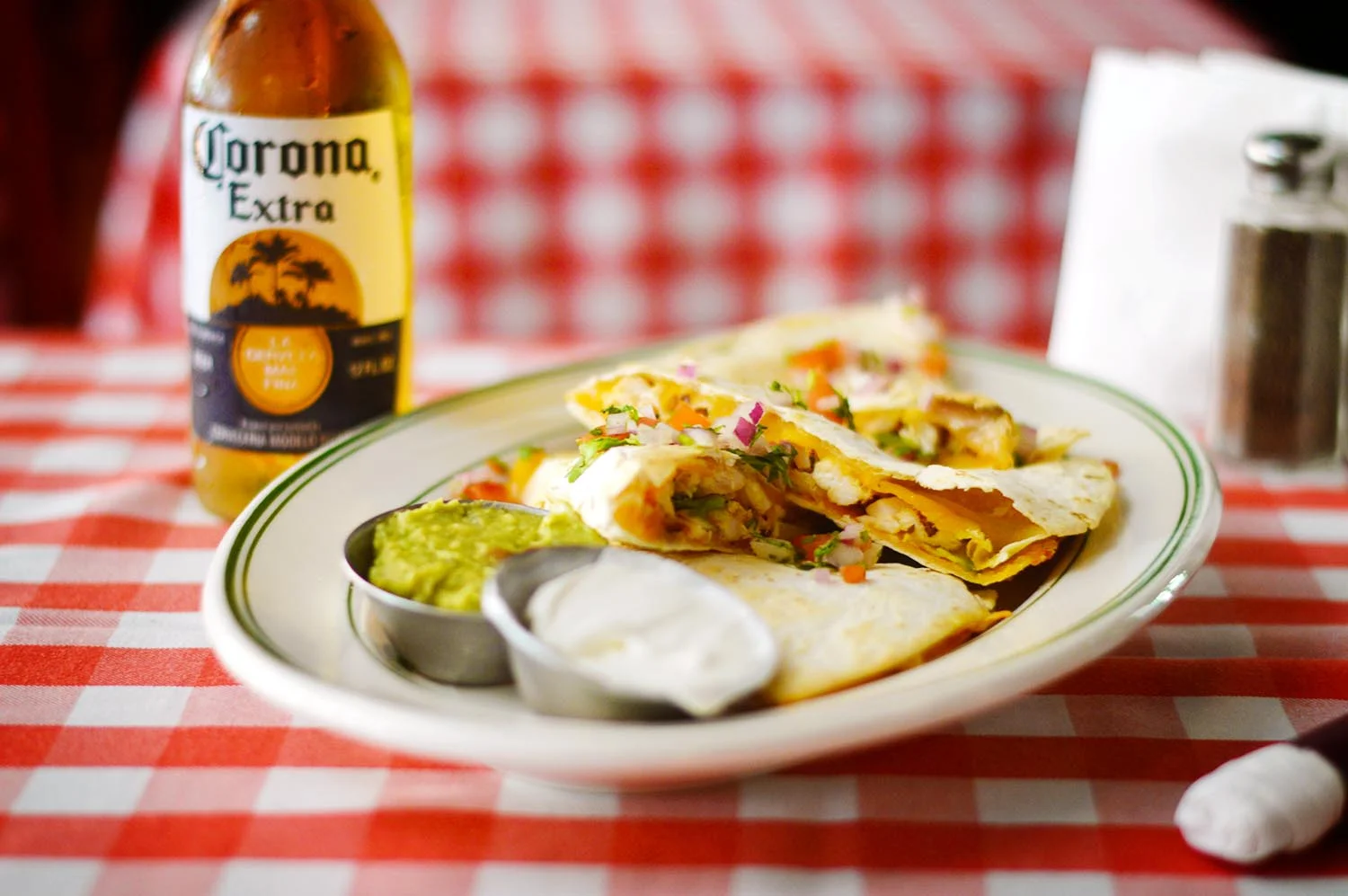 LUNCH . DINNER