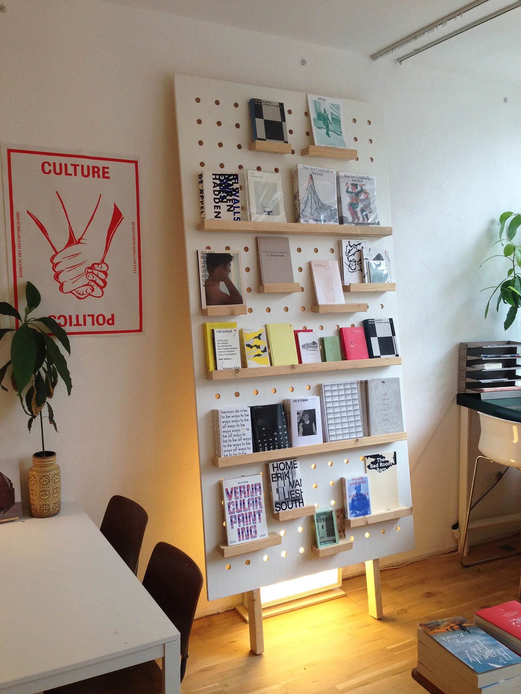 displays en wanddisplay voor het interieur van boekenwinkel Walter in Arnhem / displays and walldisplay for the bookstore Walter in Arnhem