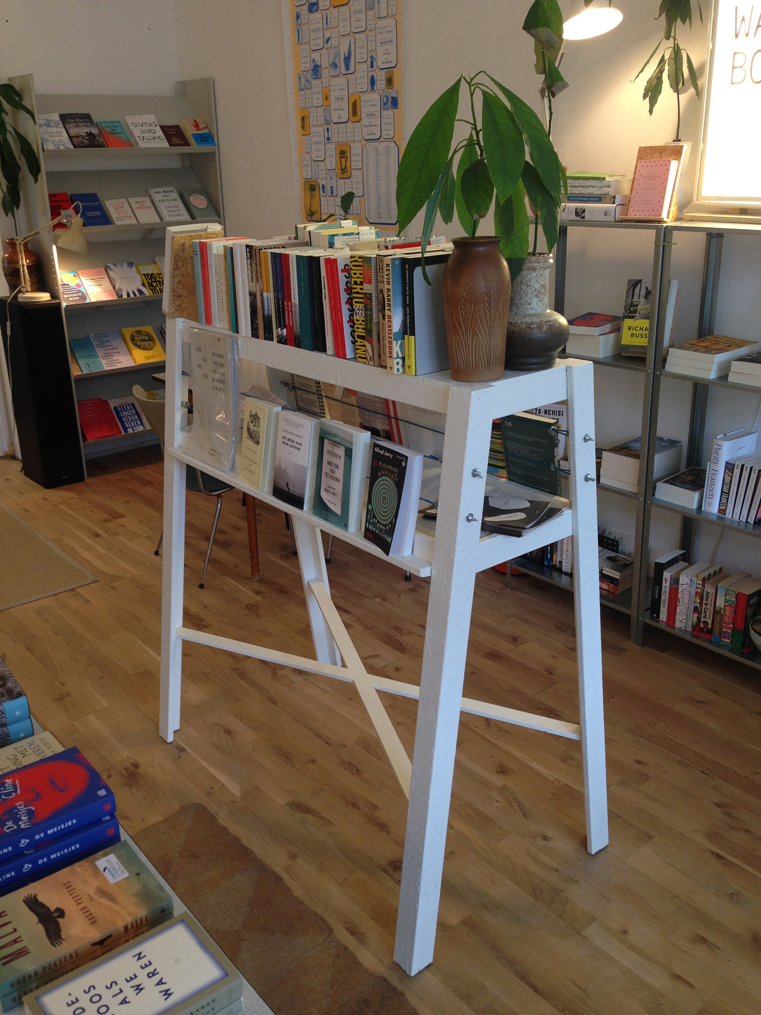  displays en wanddisplay voor het interieur van boekenwinkel Walter in Arnhem / displays and walldisplay for the bookstore Walter in Arnhem 