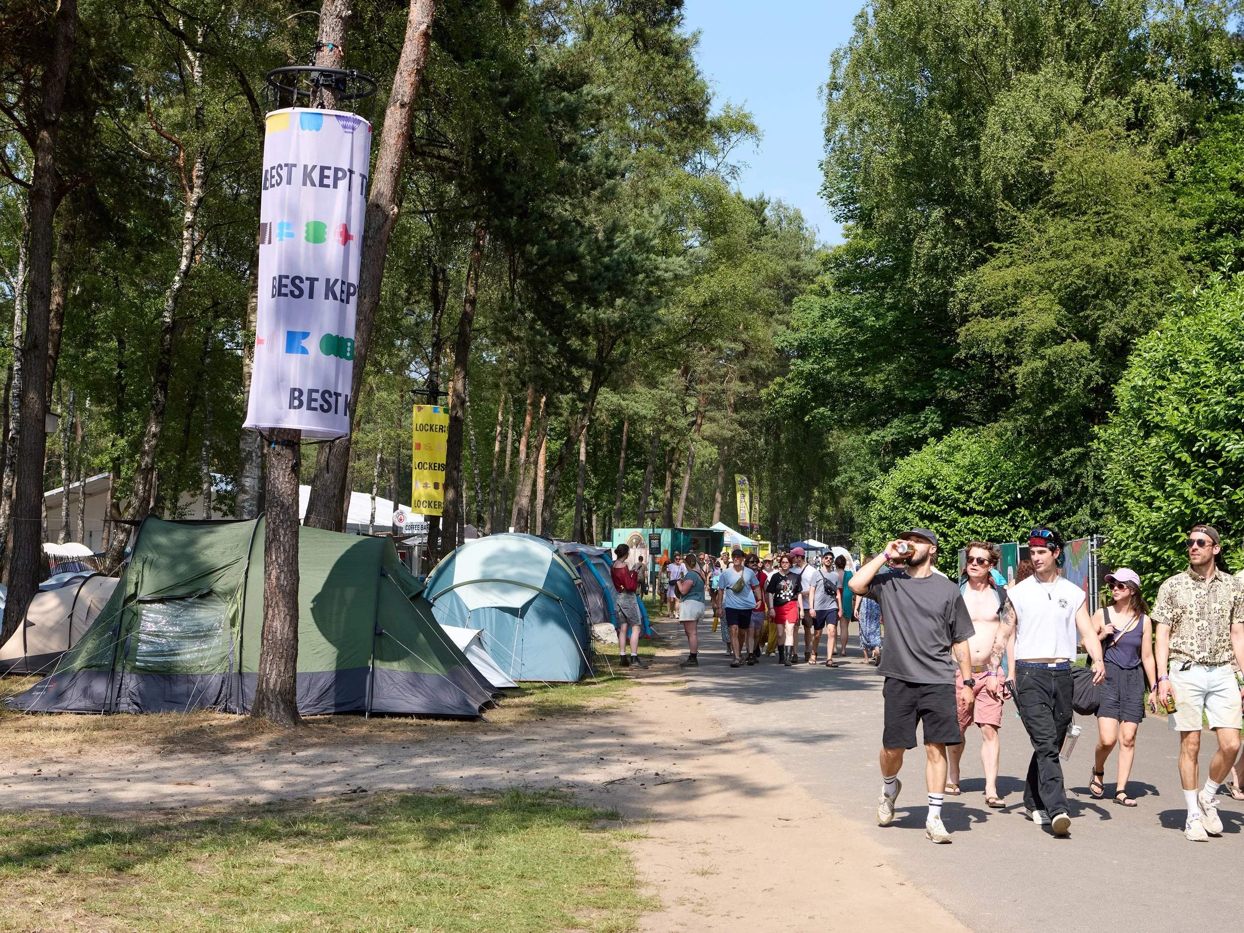  De tree-banner is een signing systeem dat bestaande objecten als bomen of pilaren bruikbaar maakt voor het plaatsen van signing. Een duurzame oplossing omdat er geen nieuwe mogelijk gecreëerd hoeft te worden en het gene wat al aanwezig is gebruikt k
