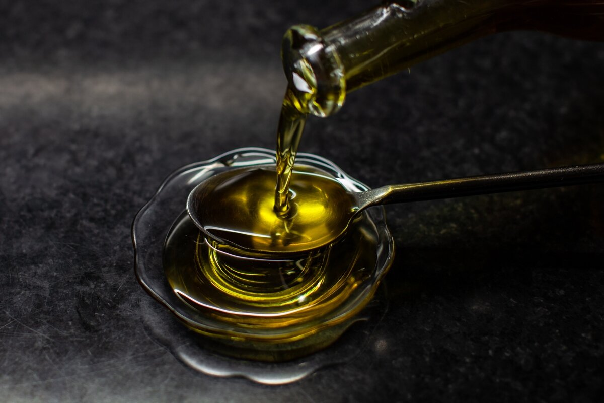 Оливковое масло картинки. Оливковое масло для лампад. Оливковое масло льется. Кипение оливкового масла.