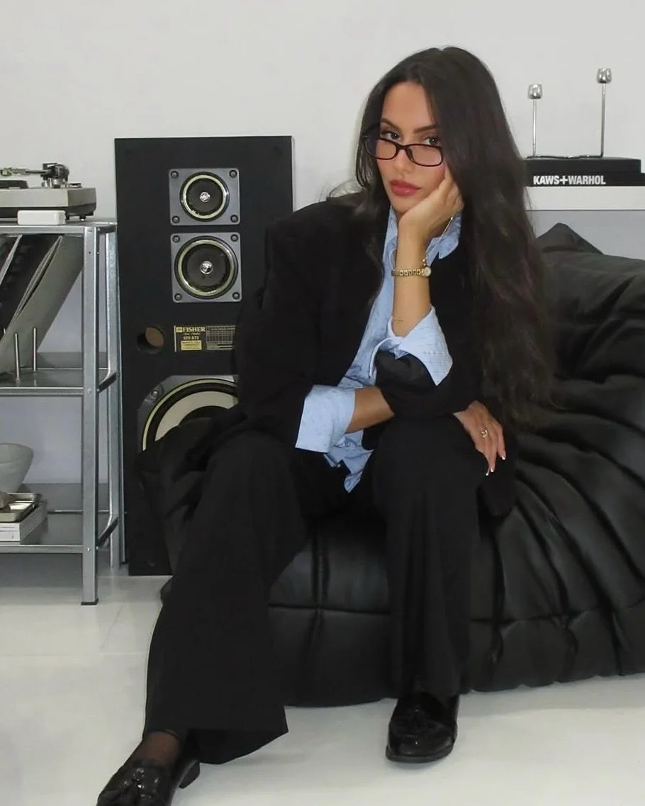 I mean, c&rsquo;mon with her ❤️&zwj;🔥....also can we admire those perfectly blended hands for a minute? 🤌🏽

𝖳𝖺𝗇 𝖻𝗒 𝖤𝗏𝗂