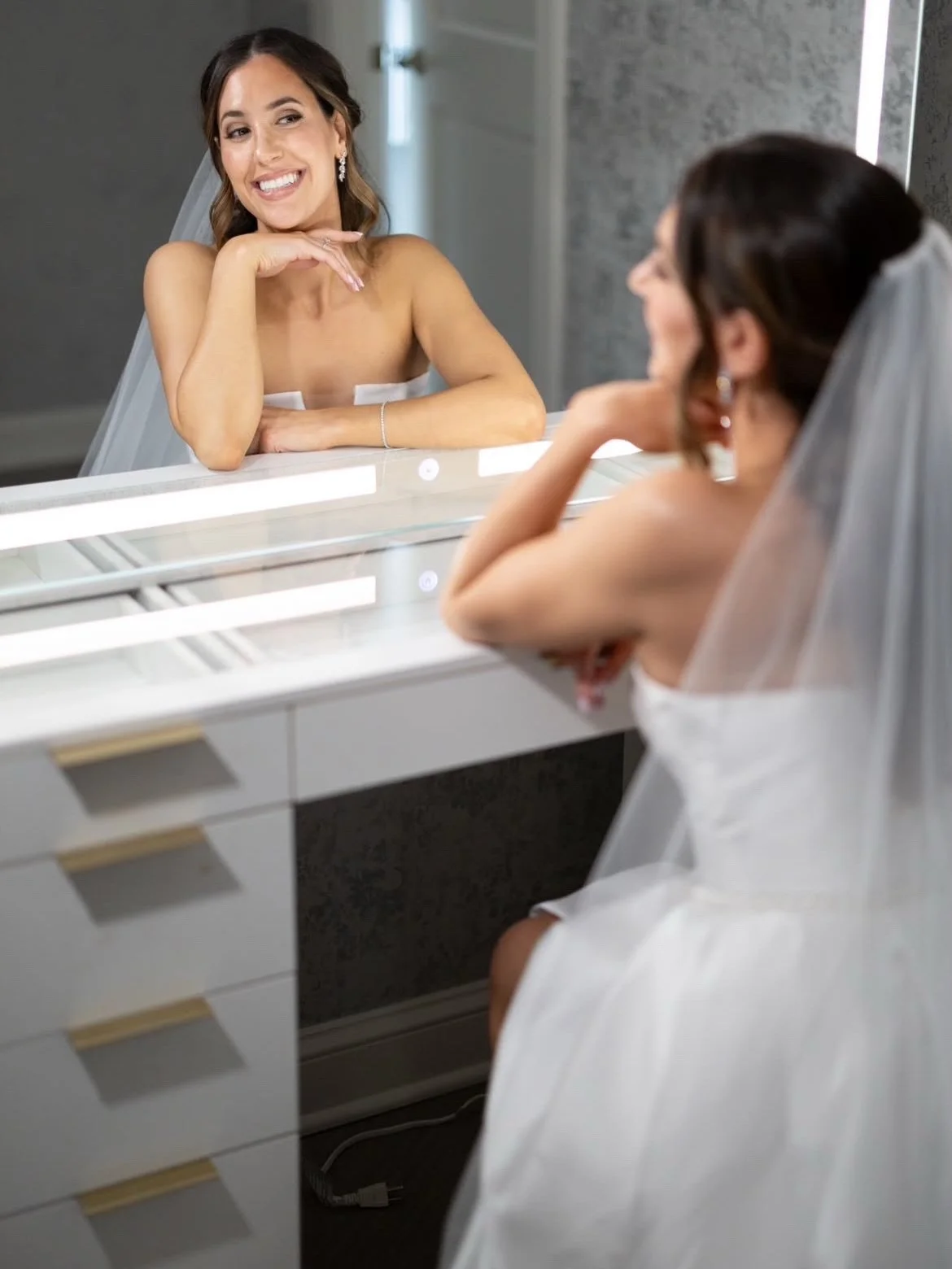 A flawless glow for a beautiful bride.

🤎 𝖳𝖺𝗇 𝖻𝗒 𝖬𝖺𝗋𝗀𝗂𝖾 
📸@heynphotography