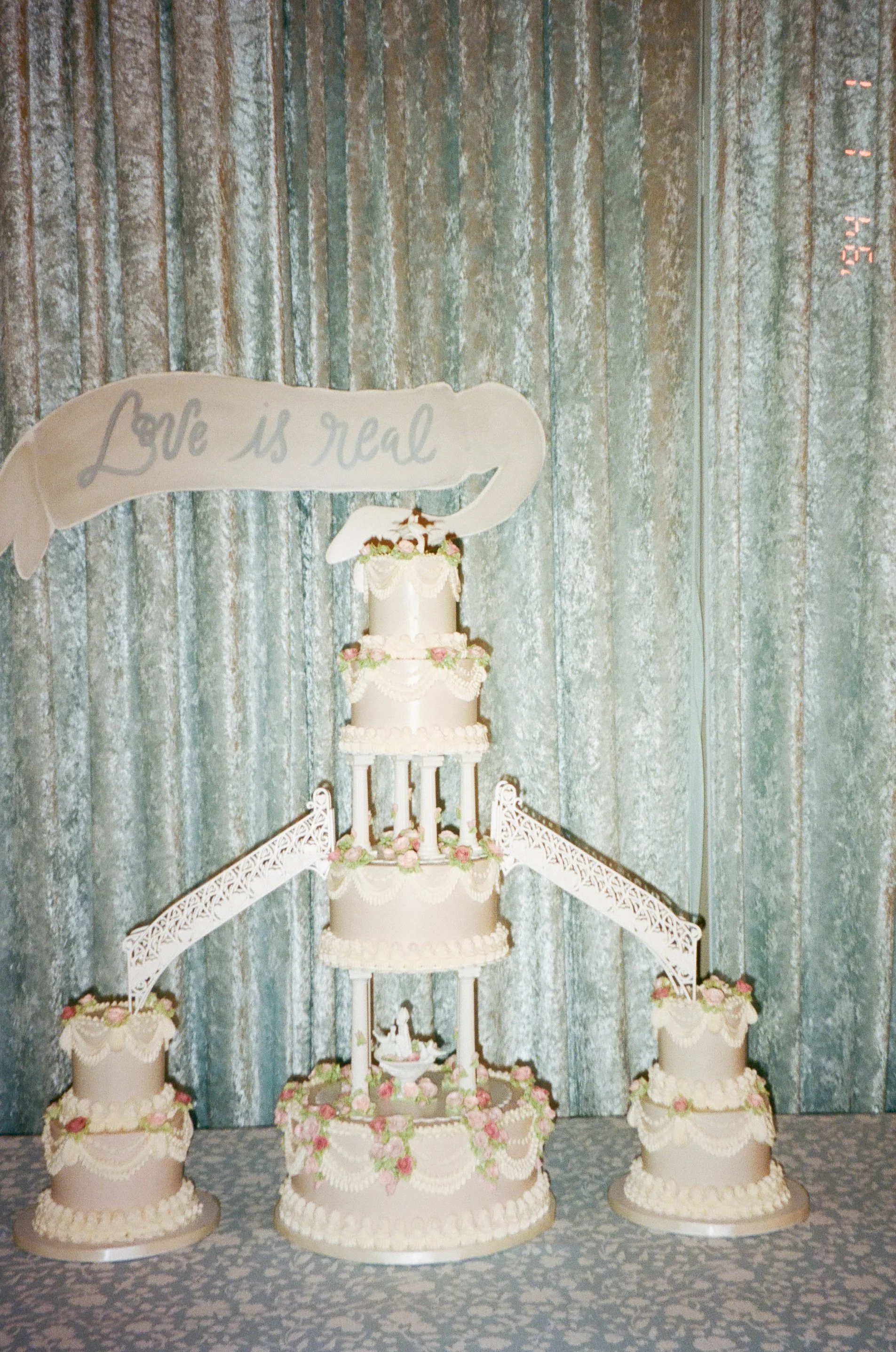 loveisreal_43026_s-000152560033.jpg