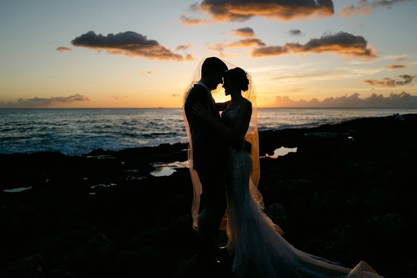 🌅 Golden hour photos are a must in Hawaii. 

While planning a wedding in the Hawaiian islands, you always want to look at your sunset time and work backwards. Hawaiian sunsets are stunning, but they&rsquo;re quick and gone in an instant. 
Your conci