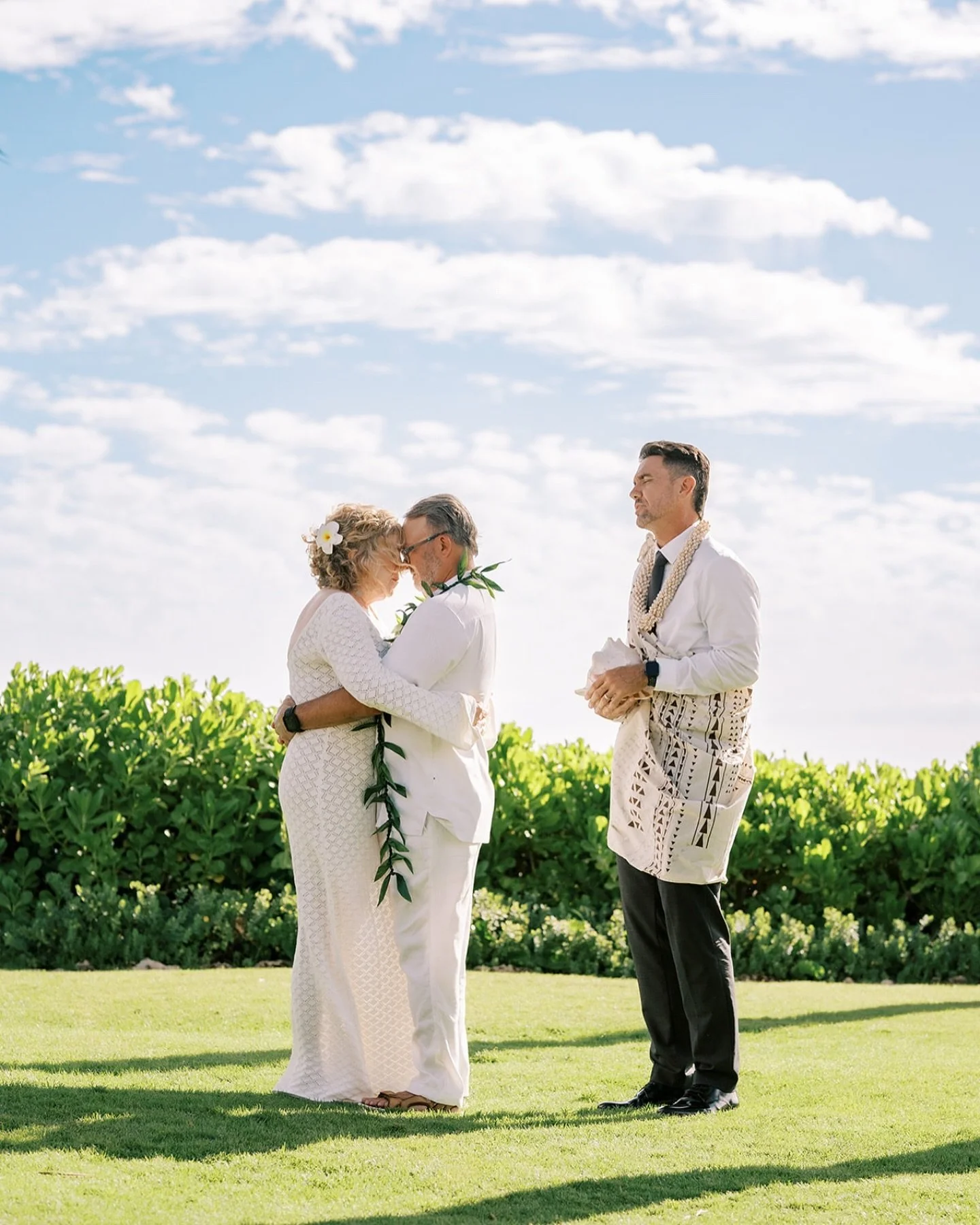 💍An elopement has so many meanings. To some it can mean running away just the 2 of you, and to others it involves having an intimate group witness you marry your loved one. 
Here at Modern Elopement, we thrive on making either choice happen as smoot