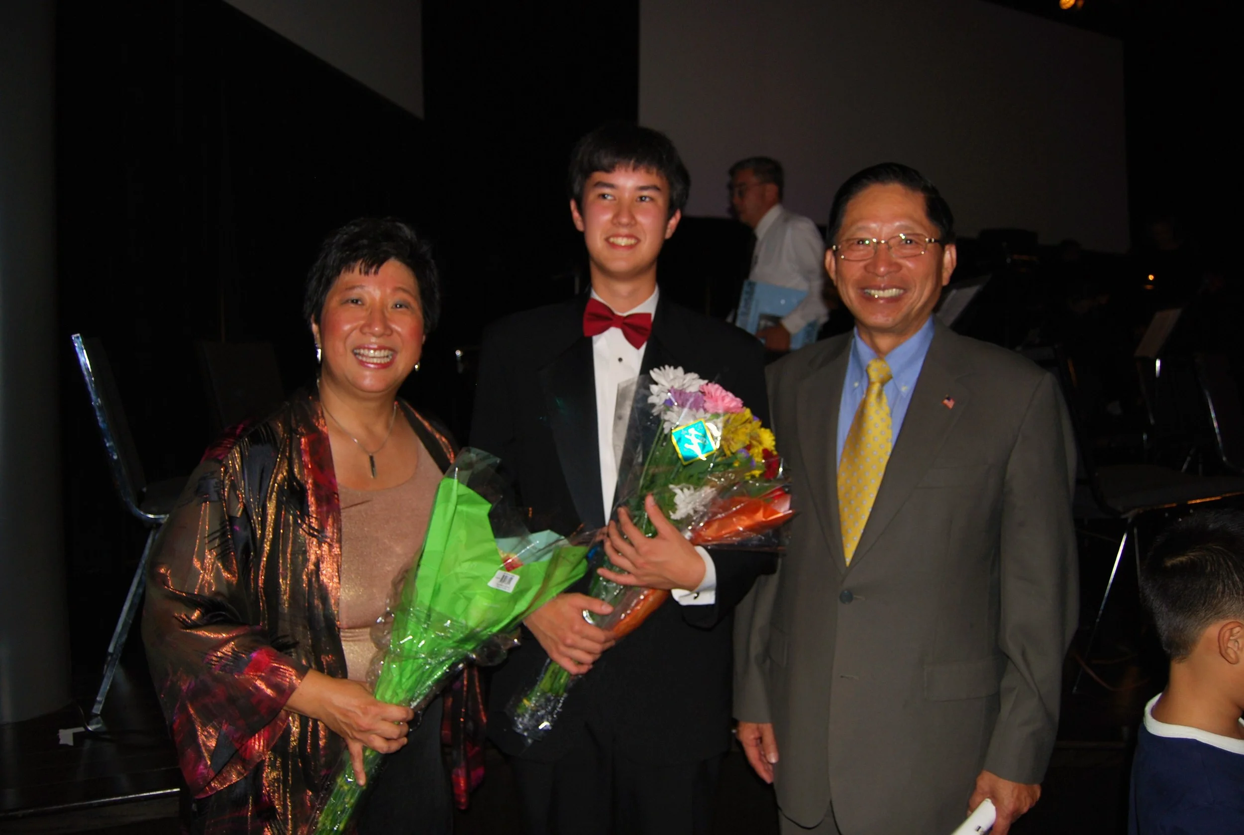 Mayor Shin-Fu Hsueh congratulating the performers