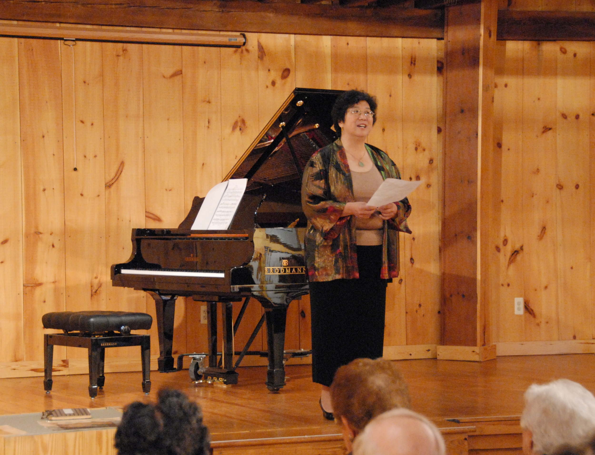 Chiu-Tze Lin welcomes the audience and introduces the Bravura chamber players