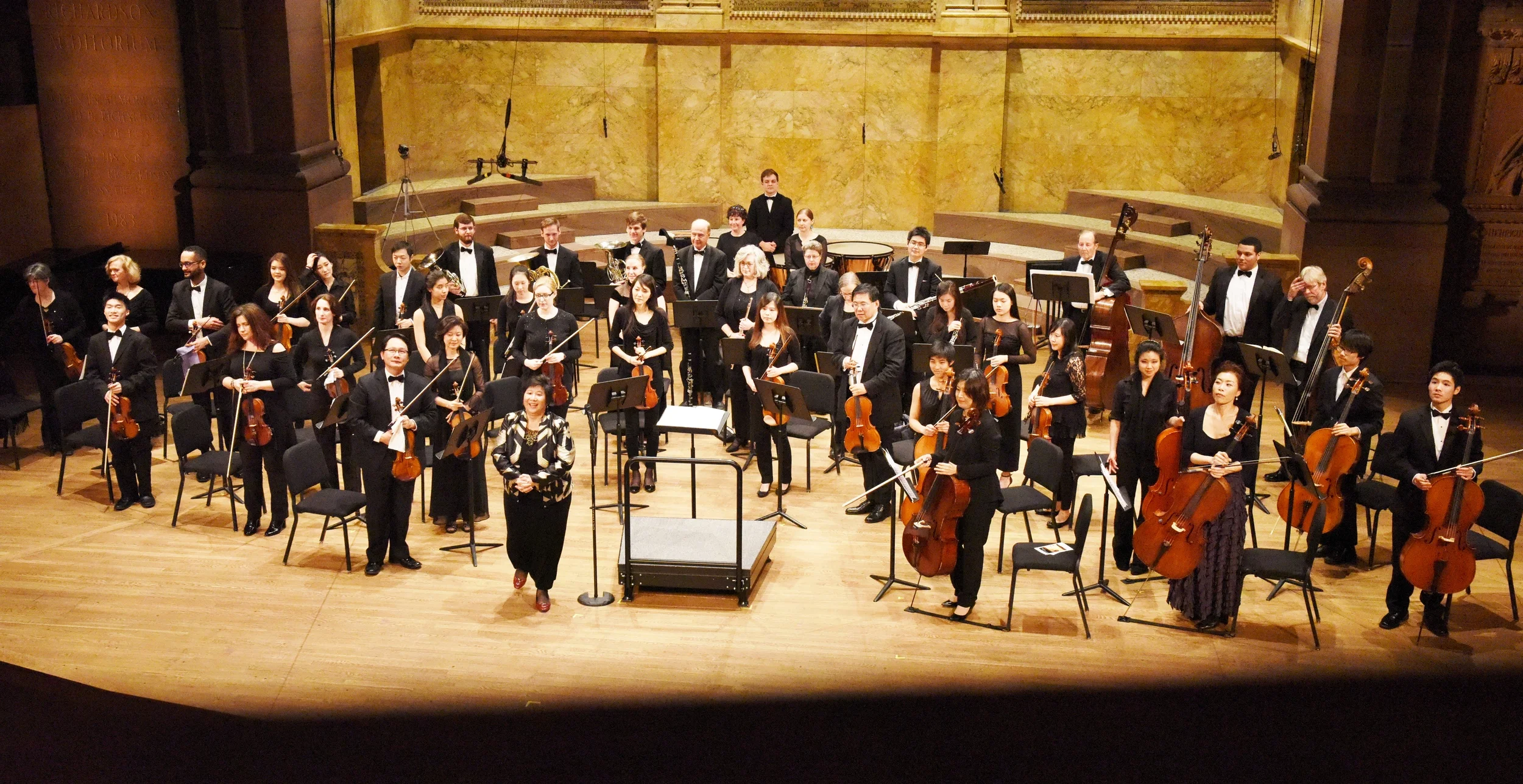 Maestra Lin and the orchestra take a bow