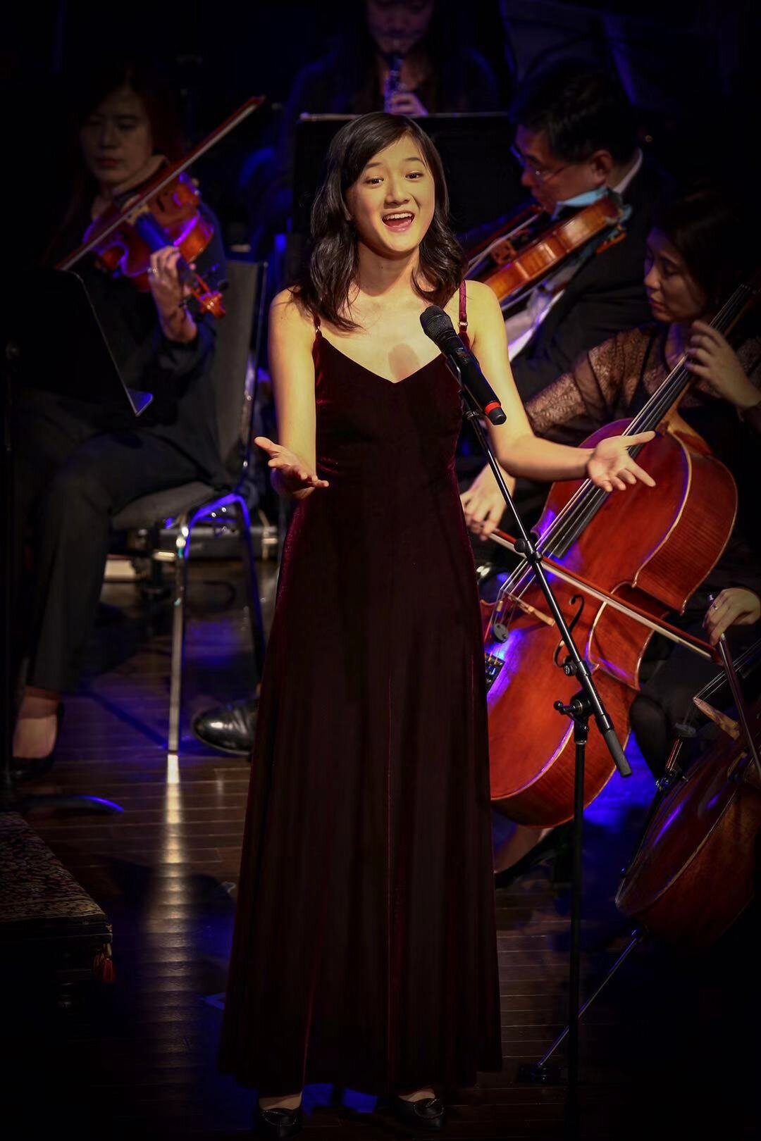 Very expressive Catherine Jiang leads audience sing-along