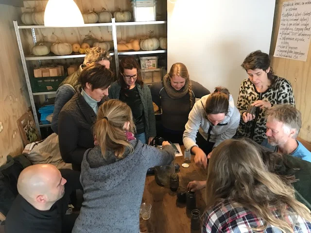 Een enthousiaste groep van 11 mensen zijn hier druk met het bekijken &amp; analyseren van ieders grond.