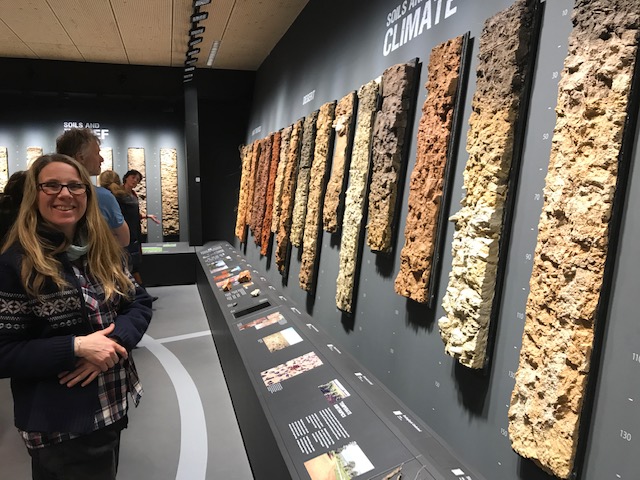 Esther en haar grote liefde: de bodem, tijdens een rondleiding in ‘t BodemMuseum (WUR)