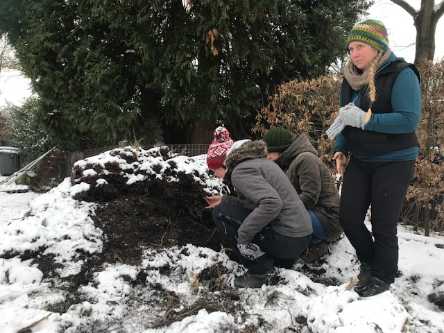 Cursisten analyseren de Bokashi composthoop