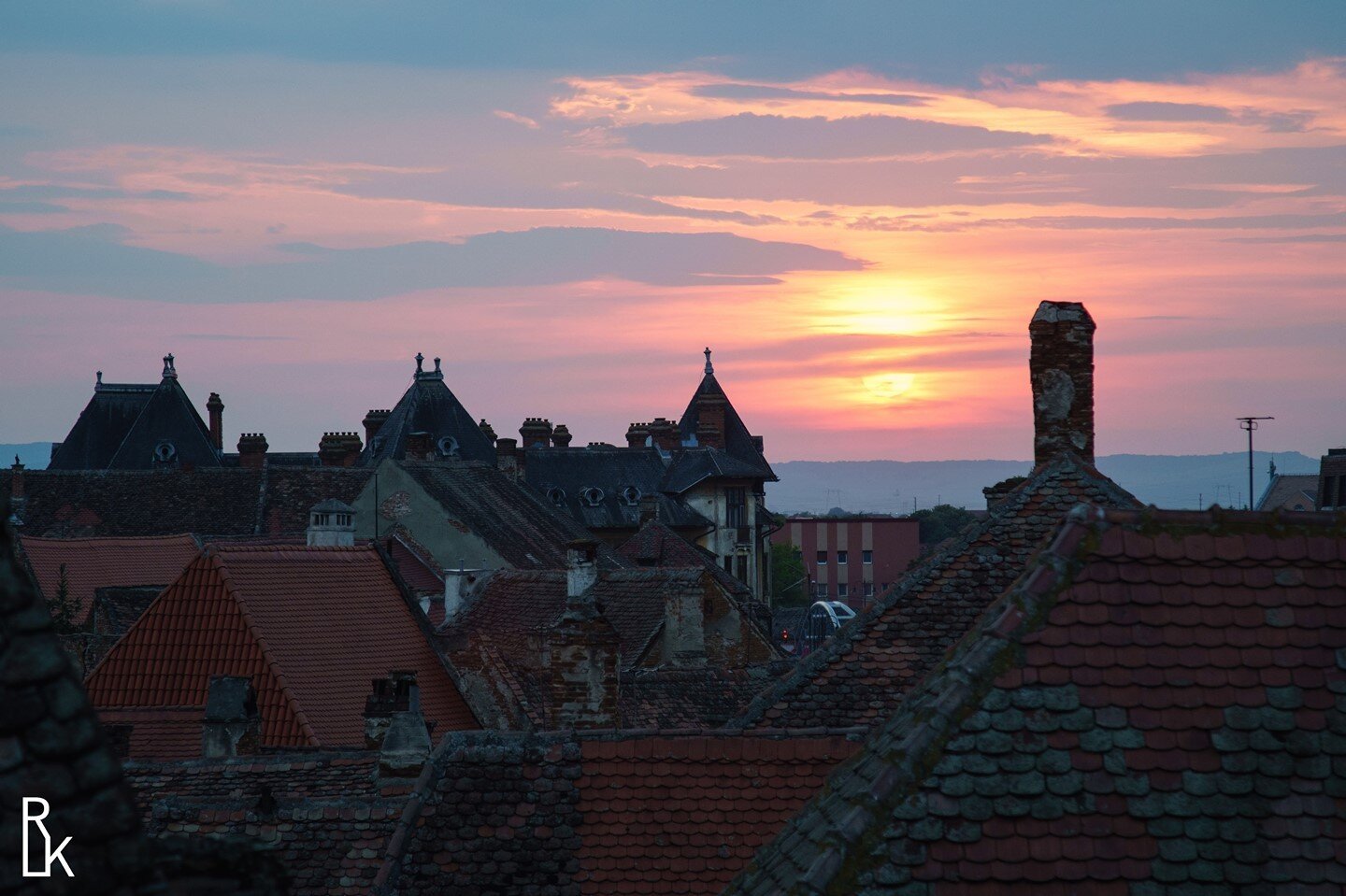 Cotton candy skies ⁠
.⁠
.⁠
.⁠
.⁠
.⁠
#sibiu #romania #street #sunset #streetphotography #travel #travelphotography #travelgram #travelawesome #instatravel #instago #instapassport #natgeoyourshot #yourshotphotographer #wanderlust #explore #lonelyplanet