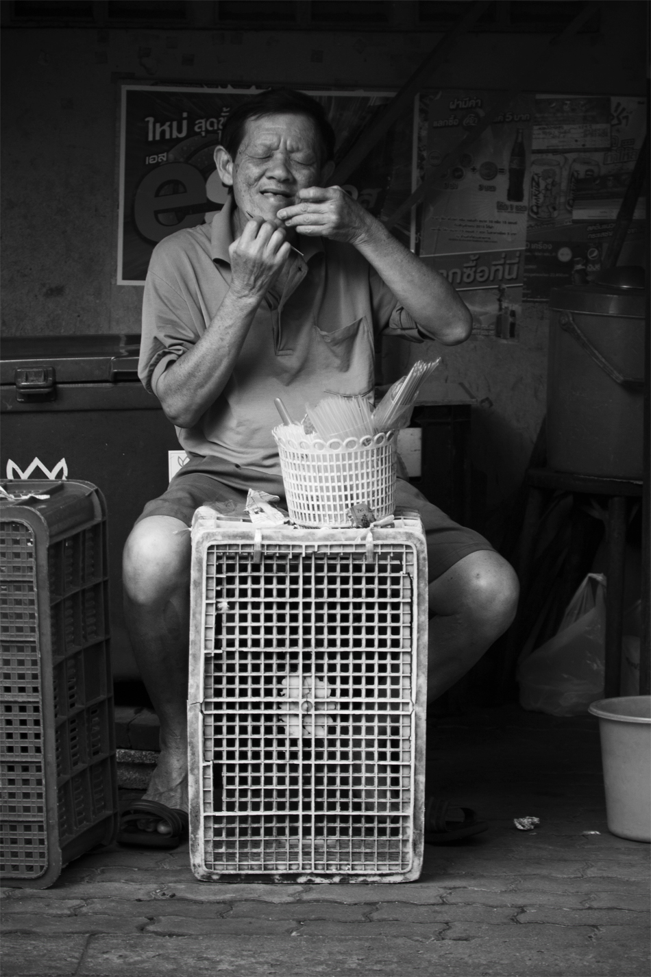  Bangkok, man shaving his beard. 