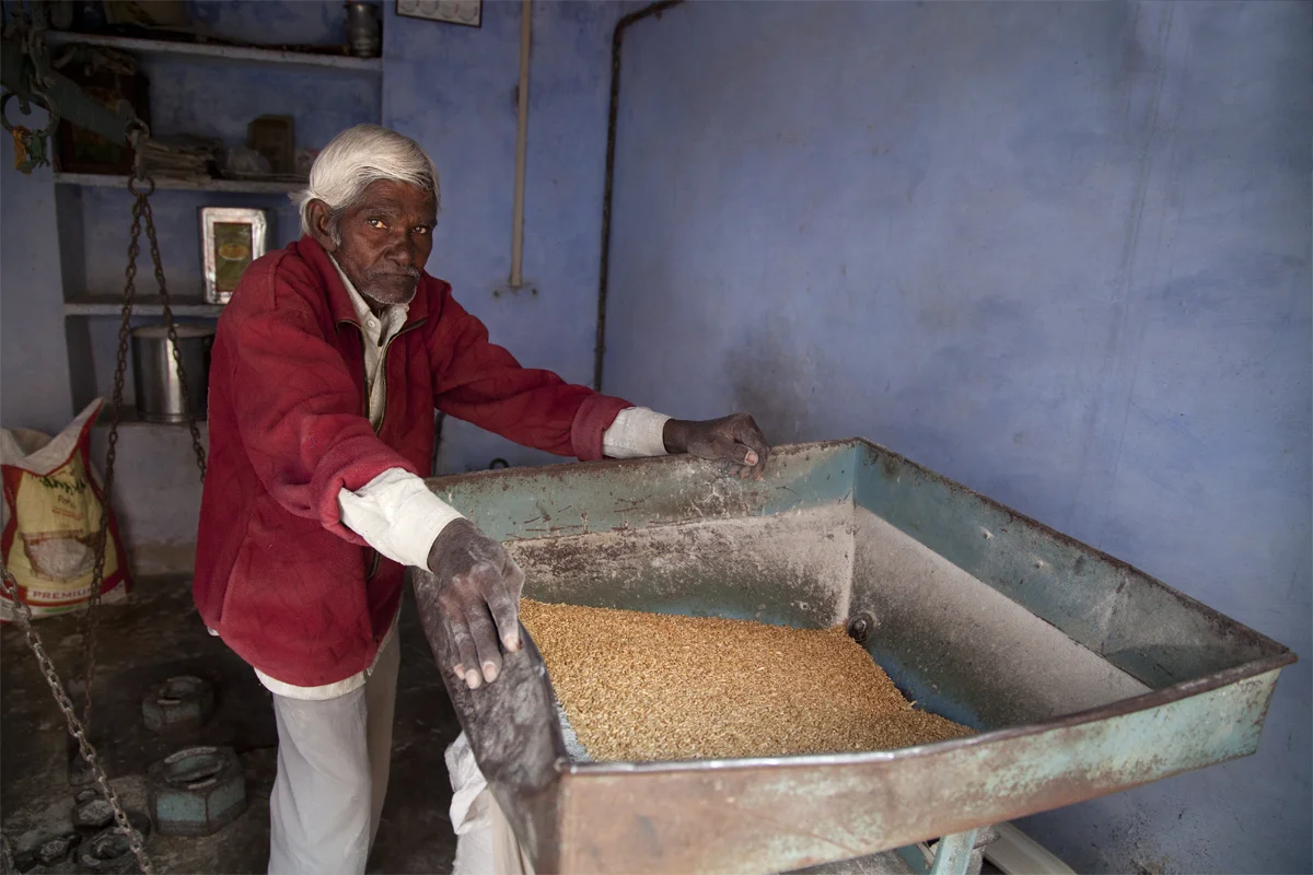  India, Bundi, making flour 