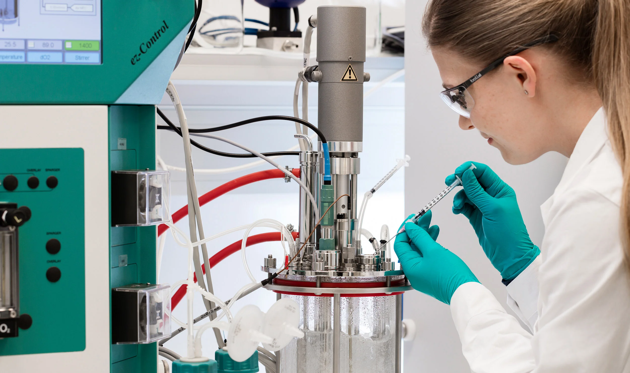 Imaging for the Golgi ApS website, a danish cleantech company affiliated with another of our clients, Aquaporin. In collaboration with branding company Umano we photographed at Golgi HQ and in the laboratories on site.