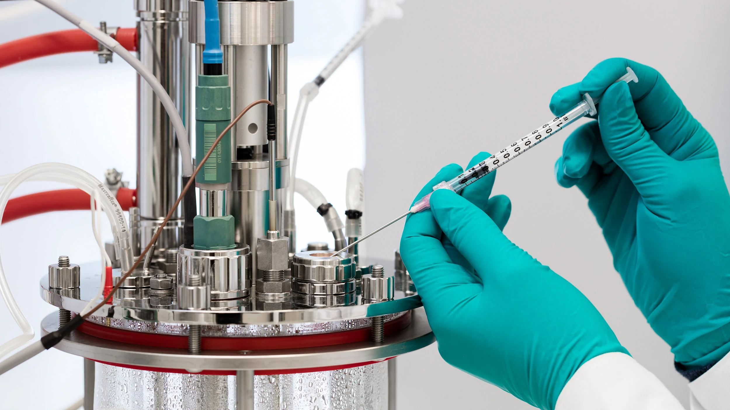 Imaging for the Golgi ApS website, a danish cleantech company affiliated with another of our clients, Aquaporin. In collaboration with branding company Umano we photographed at Golgi HQ and in the laboratories on site.