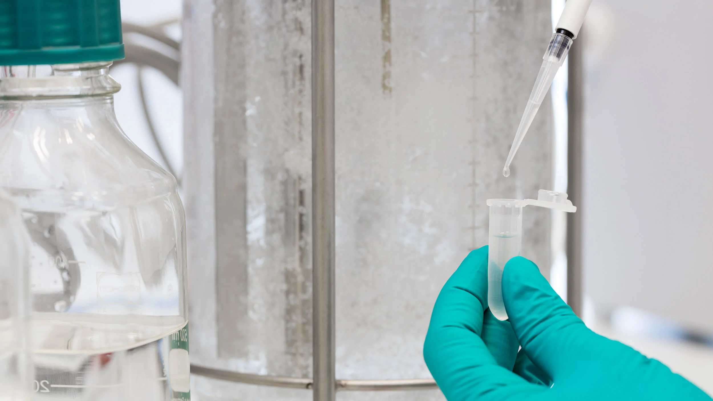 Imaging for the Golgi ApS website, a danish cleantech company affiliated with another of our clients, Aquaporin. In collaboration with branding company Umano we photographed at Golgi HQ and in the laboratories on site.