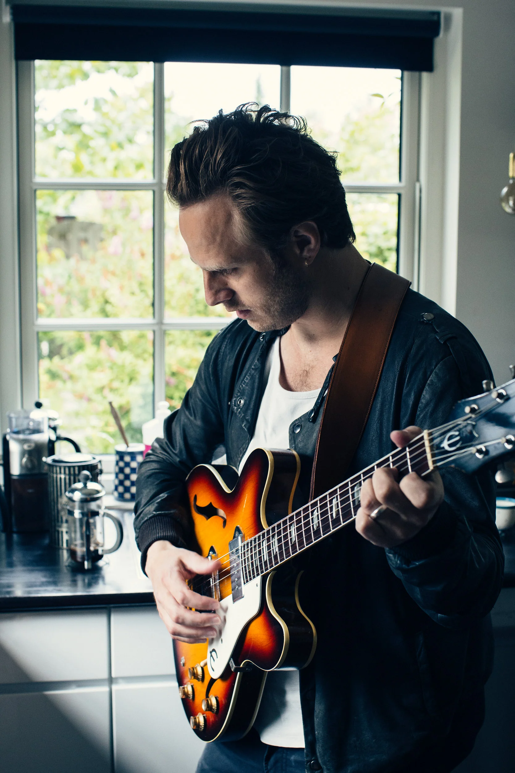 This is sort of your, back in the days of film, contact sheet. When making a portrait for a magazine it's a session that ends up showcasing maybe three or four final images. To get there, the photographic process consist of a lot more. Sometimes you even end up playing a tune together, if you can call my upside-down lefty playing "in tune". This session with Kjartan Arngrim of Folkeklubben ended up with three printed images, two of them are featured in the 'Portraits' section. Here you get to see them all.