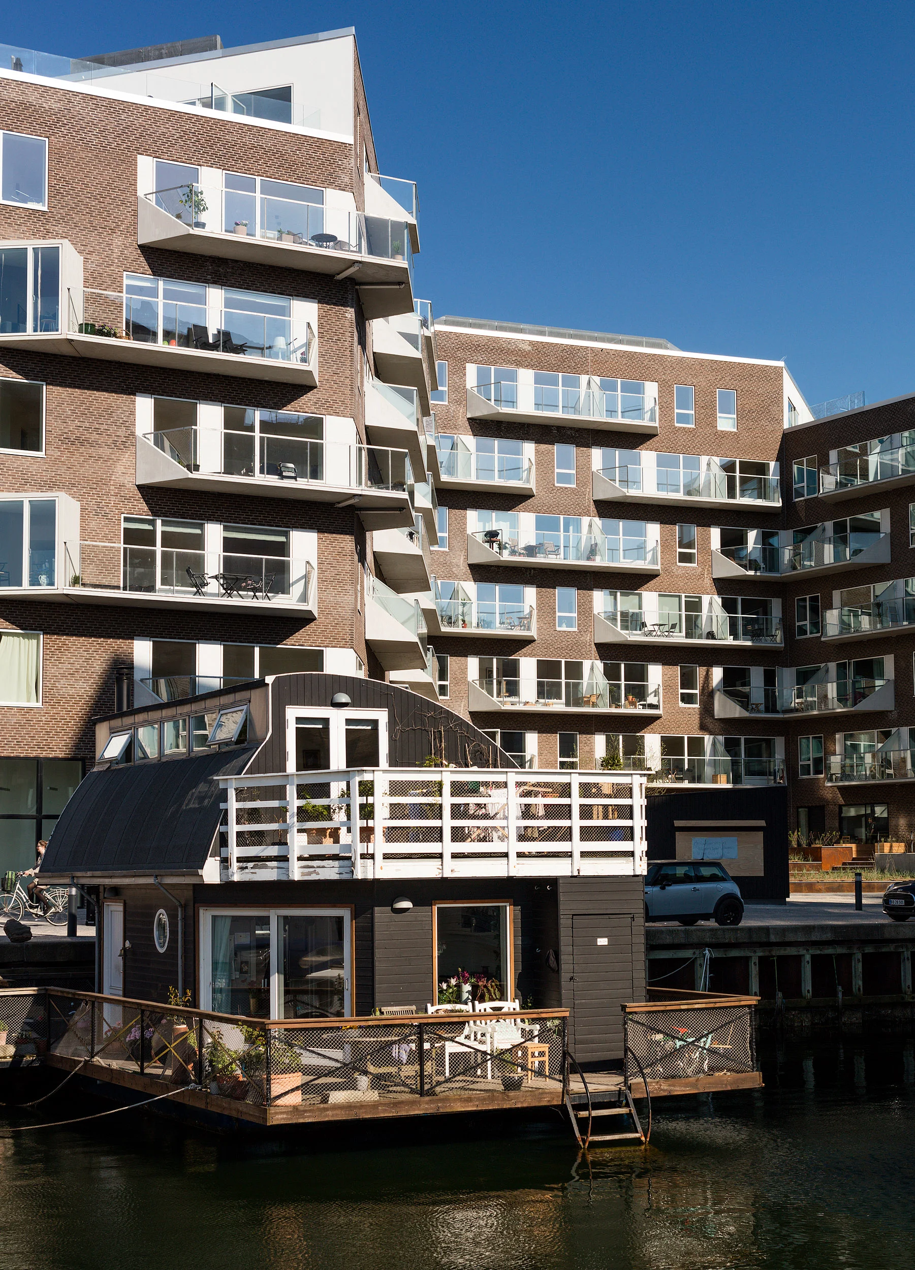 Residential housing, Skibbroen, realised by Holscher Nordberg Architects. Photographed from early morning throughout the day, letting the sun emphasise the various aspects of the buildings character. The special life that characterizes Skibbroen occurs due to users’ various activities and the mix of tranquility, activity, transit and practical doings.The uniqueness of the channel and harbor space is maintained. Photographed from early morning throughout the day, letting the sun emphasise the various aspects of the buildings character. 