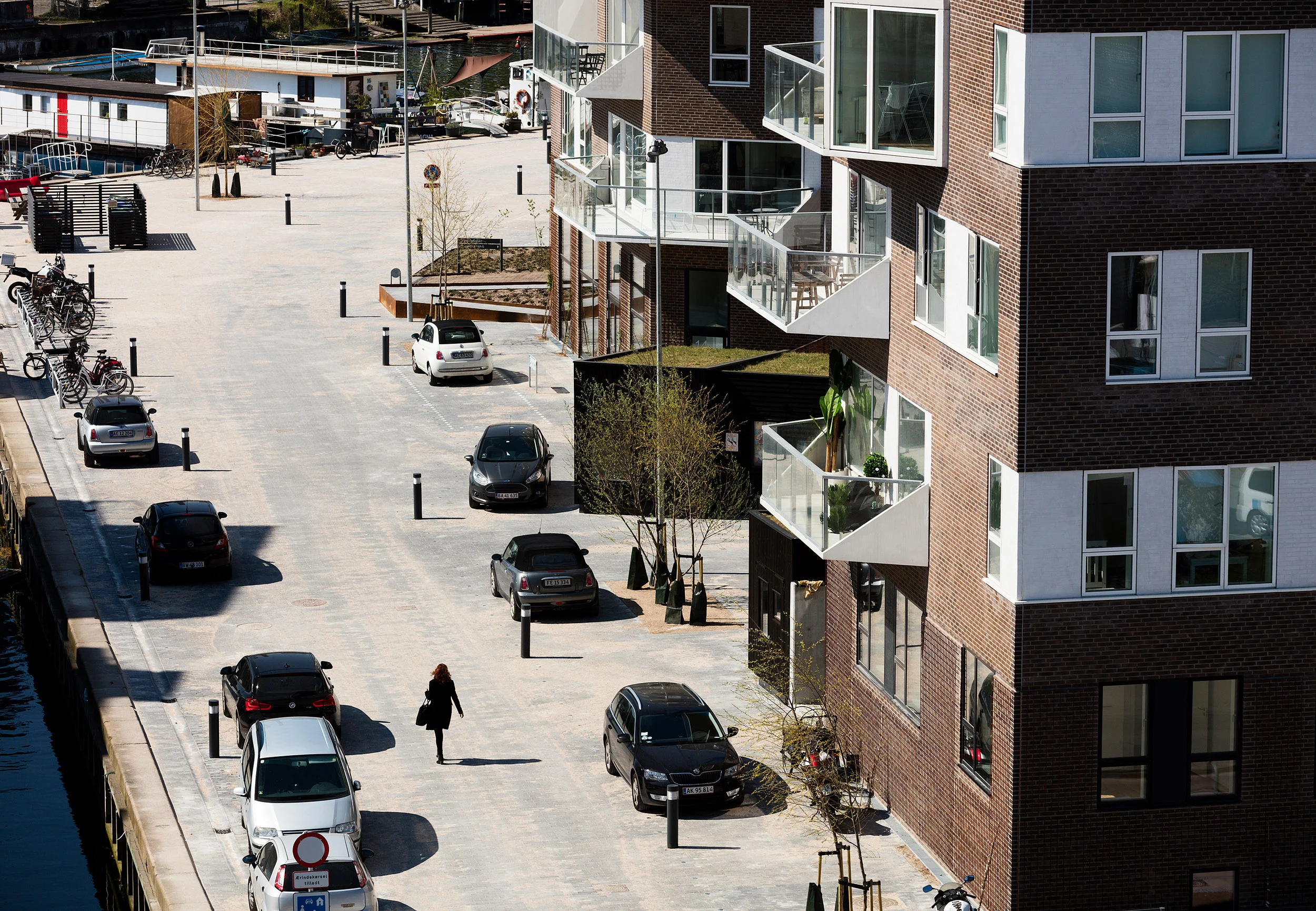 Residential housing, Skibbroen, realised by Holscher Nordberg Architects. Photographed from early morning throughout the day, letting the sun emphasise the various aspects of the buildings character. The special life that characterizes Skibbroen occurs due to users’ various activities and the mix of tranquility, activity, transit and practical doings.The uniqueness of the channel and harbor space is maintained. Photographed from early morning throughout the day, letting the sun emphasise the various aspects of the buildings character. 