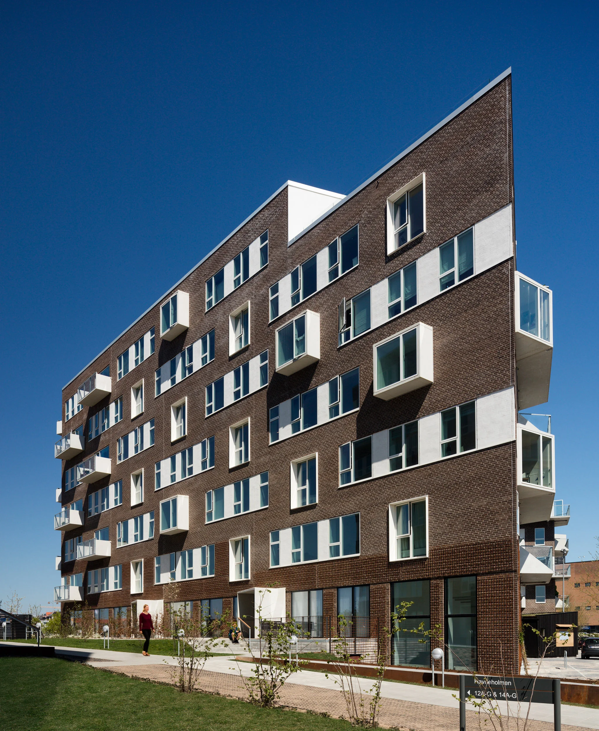 Residential housing, Skibbroen, realised by Holscher Nordberg Architects. Photographed from early morning throughout the day, letting the sun emphasise the various aspects of the buildings character. The special life that characterizes Skibbroen occurs due to users’ various activities and the mix of tranquility, activity, transit and practical doings.The uniqueness of the channel and harbor space is maintained. Photographed from early morning throughout the day, letting the sun emphasise the various aspects of the buildings character. 