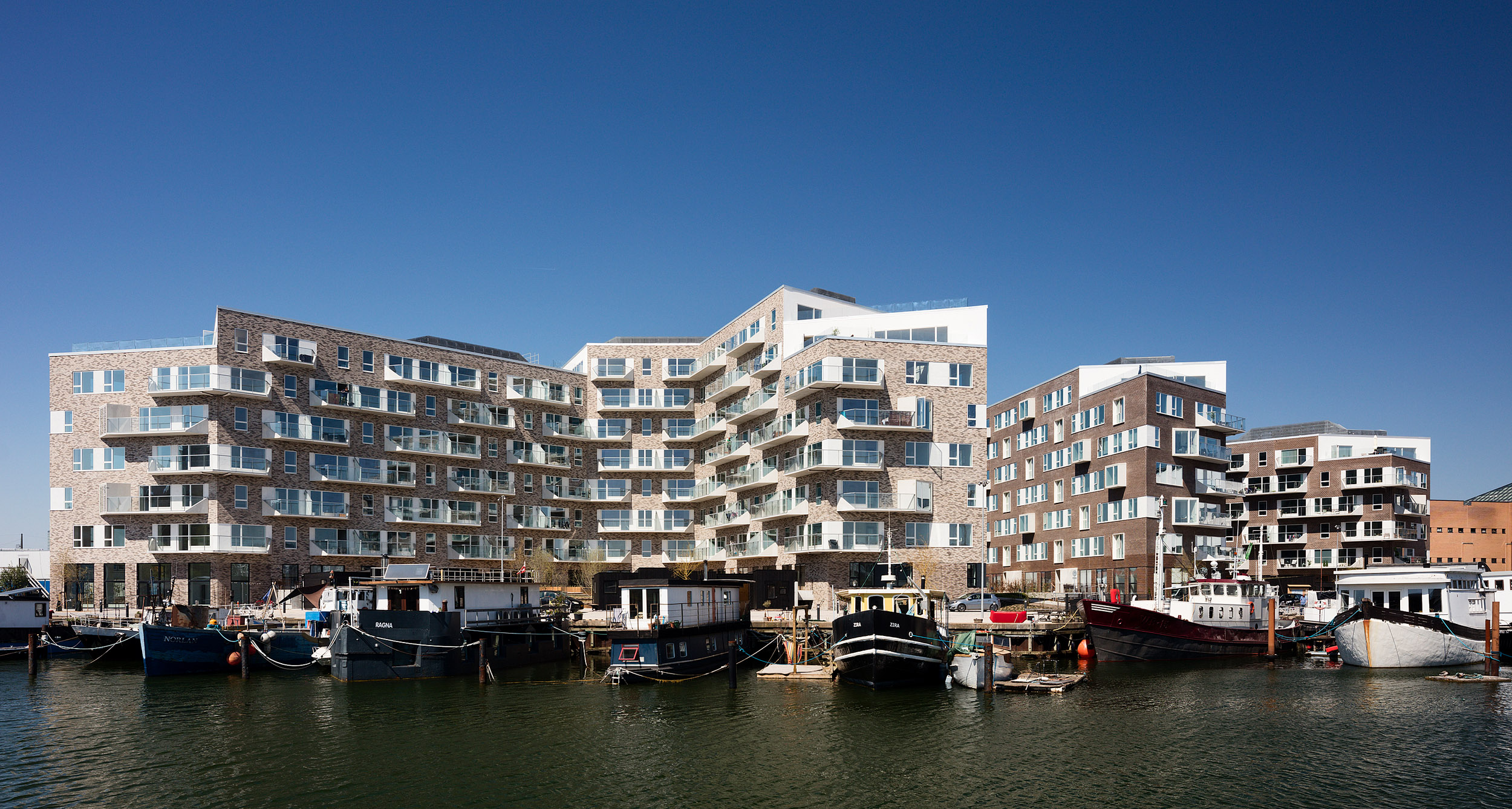  Residential housing, Skibbroen, realised by Holscher Nordberg Architects. Photographed from early morning throughout the day, letting the sun emphasise the various aspects of the buildings character.&nbsp;The special life that characterizes Skibbroe