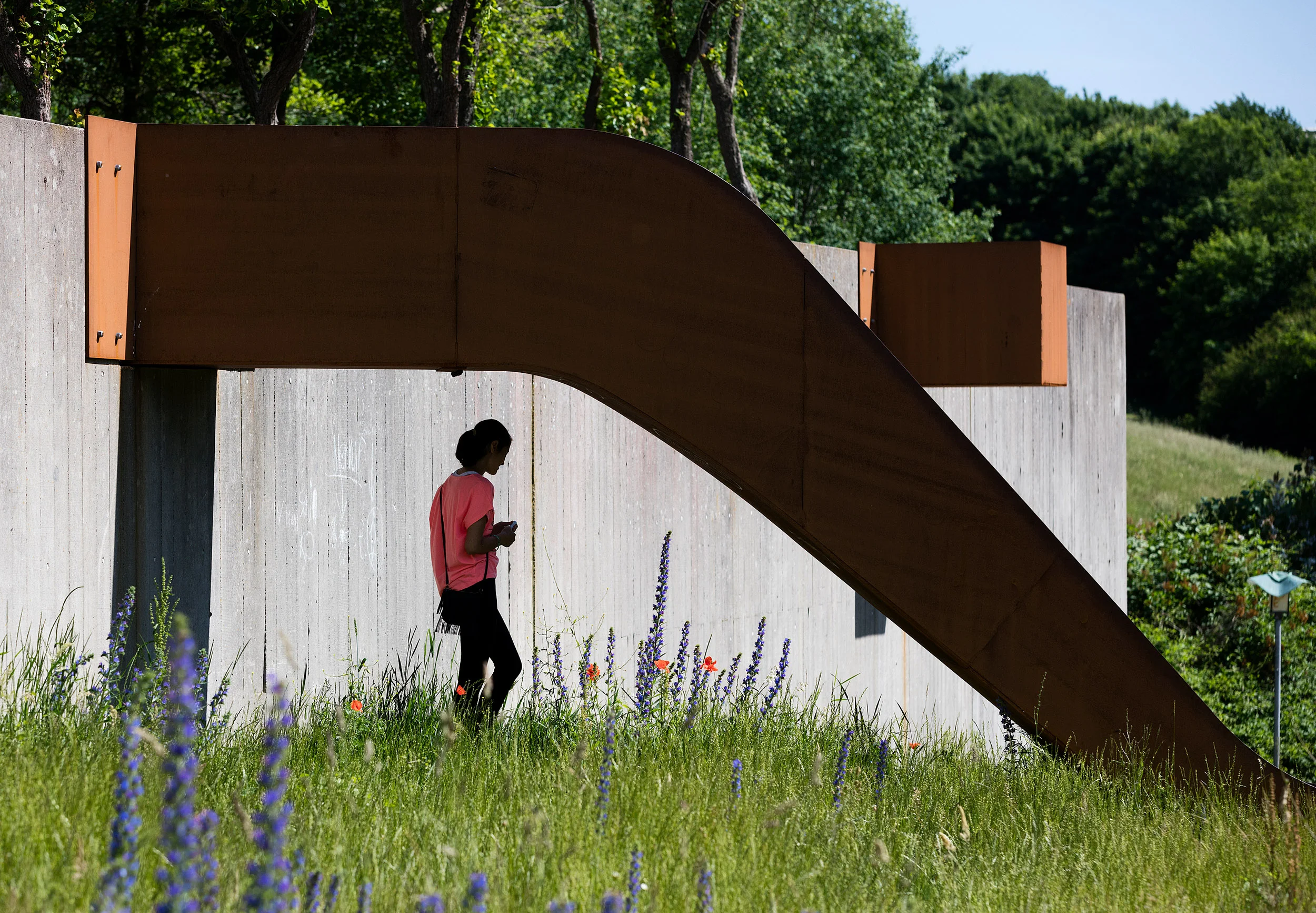 The Loop, realised by Holscher Nordberg Architects Værebro Park, a residential area in the suburbs of Copenhagen, has in the last years suffered from high crime rates and a declining number of inhabitants. Placed in the intersection between an indoor swimming pool, a primary and secondary school, and the 1400 dwellings of Værebro Park, the activity path aims to create a physical and mental bridge between the different users of the area. The low budget yet esthetical element is designed as a playful path offering a variation of activities.