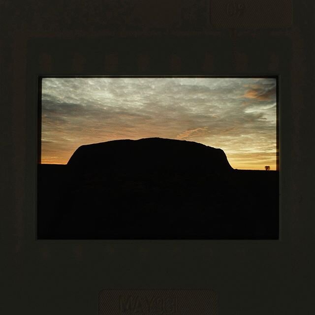 Solo #3

Uluru

Du er tyve &aring;r.
Du k&oslash;ber en flybillet, for det kunne man engang, til Australien
Du sp&oslash;rger din bedste ven om han vil med. Det vil han gerne

Du k&oslash;ber en gammel bil, med handskerummet fyldt af parkeringsb&osla