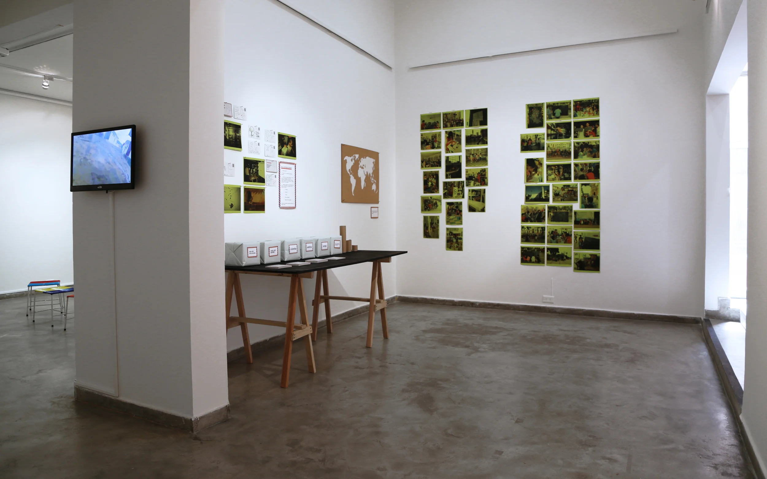 VIsta general de la exposición Entre Vecinos y Visitantes, Centro Colombo Americano de Bucaramanga