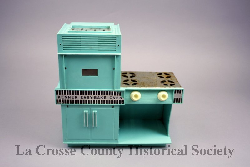wikitoys - Introduced in 1963, Kenner Inc.'s Easy-Bake Oven was the  chemistry set of simple confection. In a miniature oven, children followed  simple recipes to bake cookies🍪, brownies and cakes🍰 over the