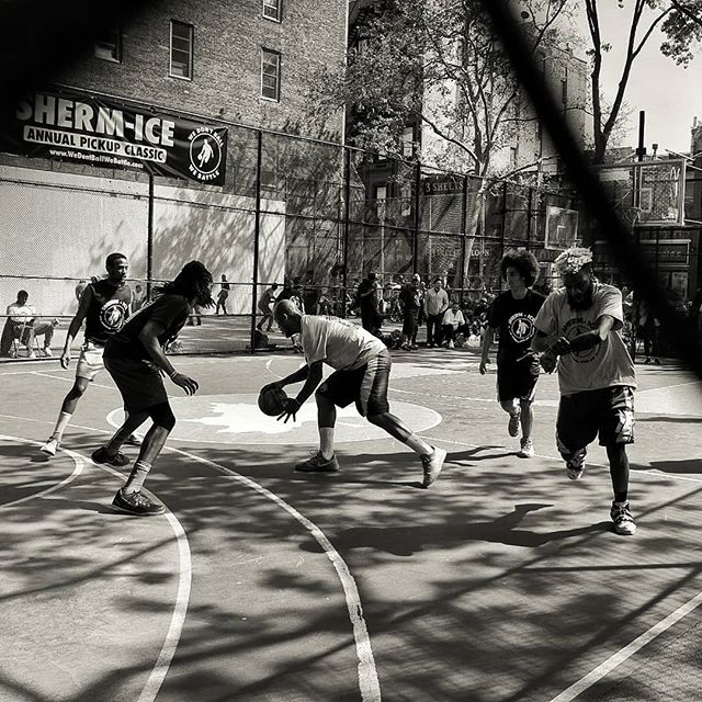 I want to get out here and cook these dudes...#basketball #thecage #basketball #blackandwhite #nyc #newyork #streetphotography #fujifilm #wedontballwebattle