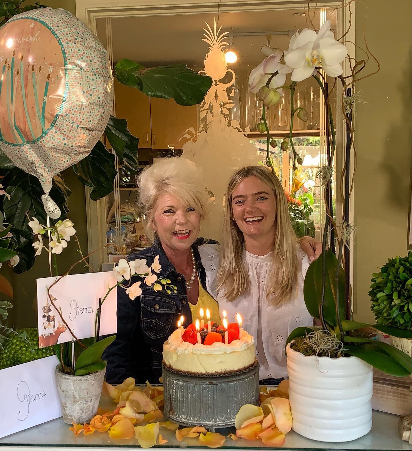 Happy Birthday Sierra! Wishing you a beautiful birthday and celebration! How lucky are we to share you on your special day! We love you! 🥳🎂🍾💗💐 
.
.
.
.
#birthdaygirl #22 #happybirthday #weloveyou #celebtate #florals #floraldesigner #montecito #s