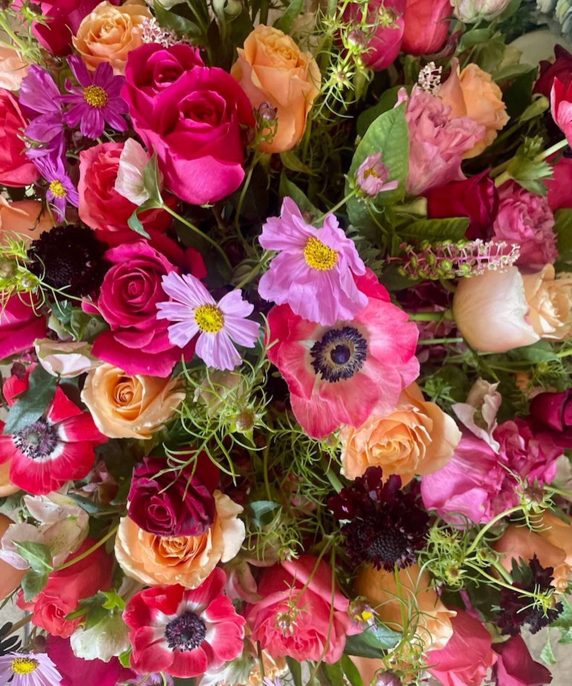 Color, joy and happiness for your weekend! Happy Saturday! 🌸🌹🌸🌹 
.
.
.
.
#florals #floraldesigns #pretty #colorful #joy #happiness #weekend #hogue_weddings #montecito #santabarbara