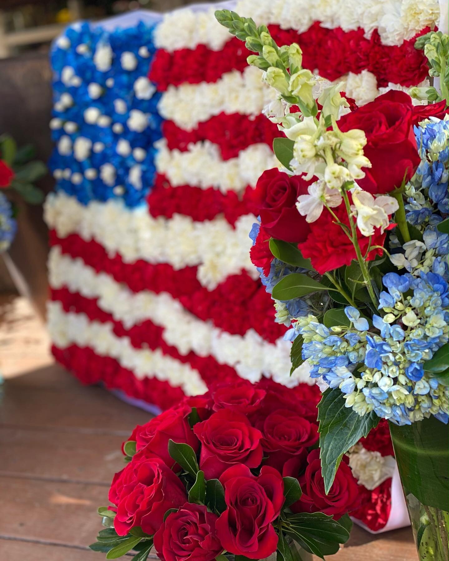 Wishing everyone a happy and safe 4th of July weekend! 🇺🇸🎇
.
.
.
.
#july4th #celebrate #america #family #friends #weekend #floral #floraldesign